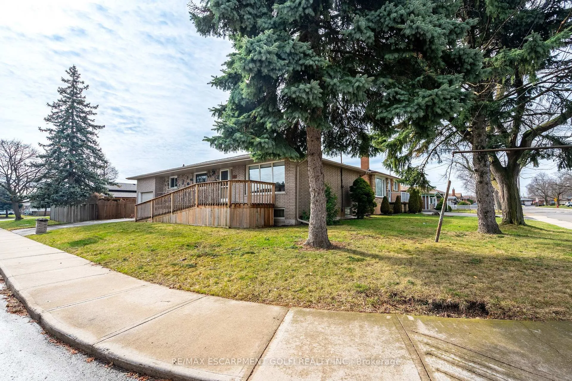 Photo 4 of 16 Gatineau Drive, Hamilton, Lisgar — HOMEH