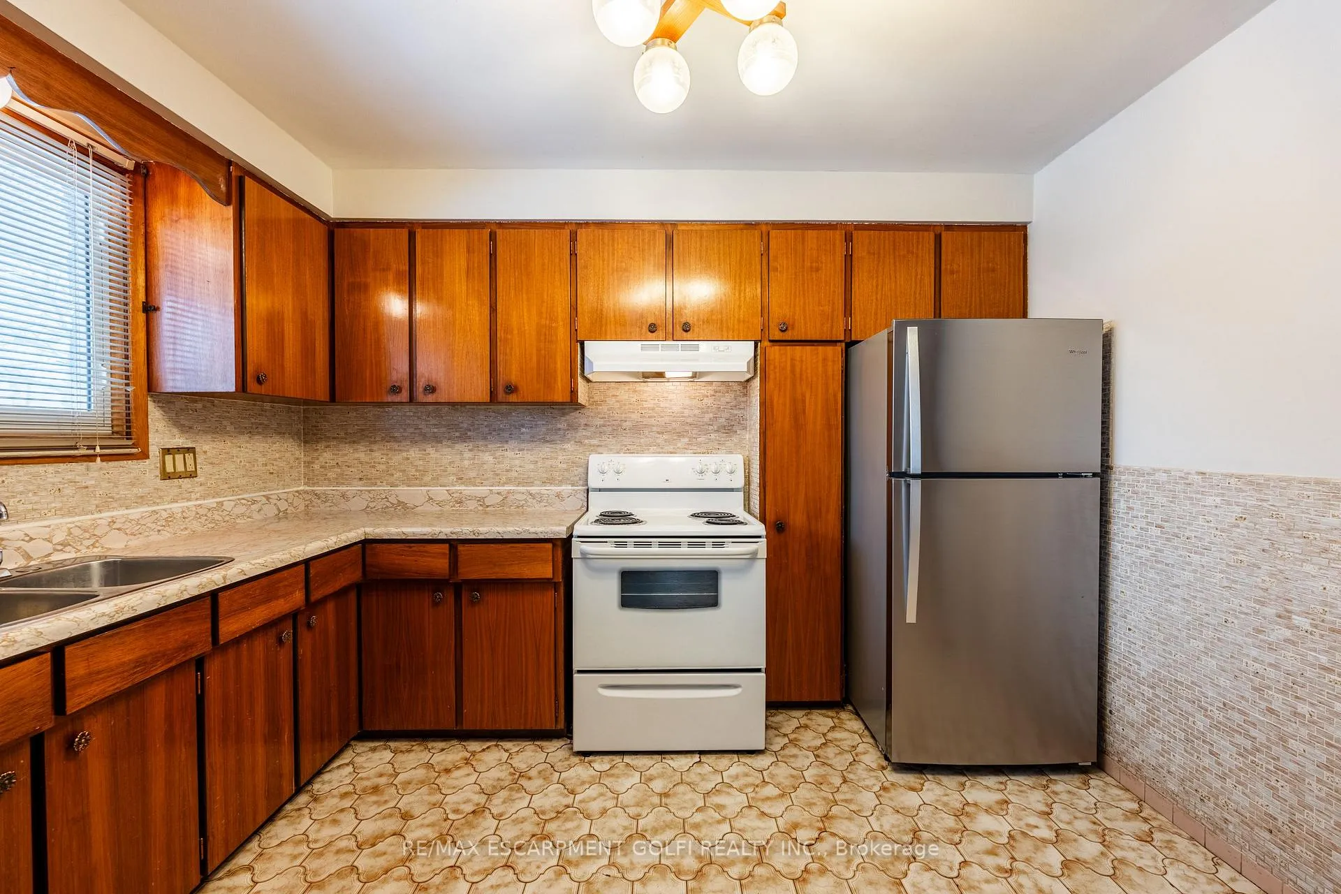 Photo 12 of 16 Gatineau Drive, Hamilton, Lisgar — HOMEH