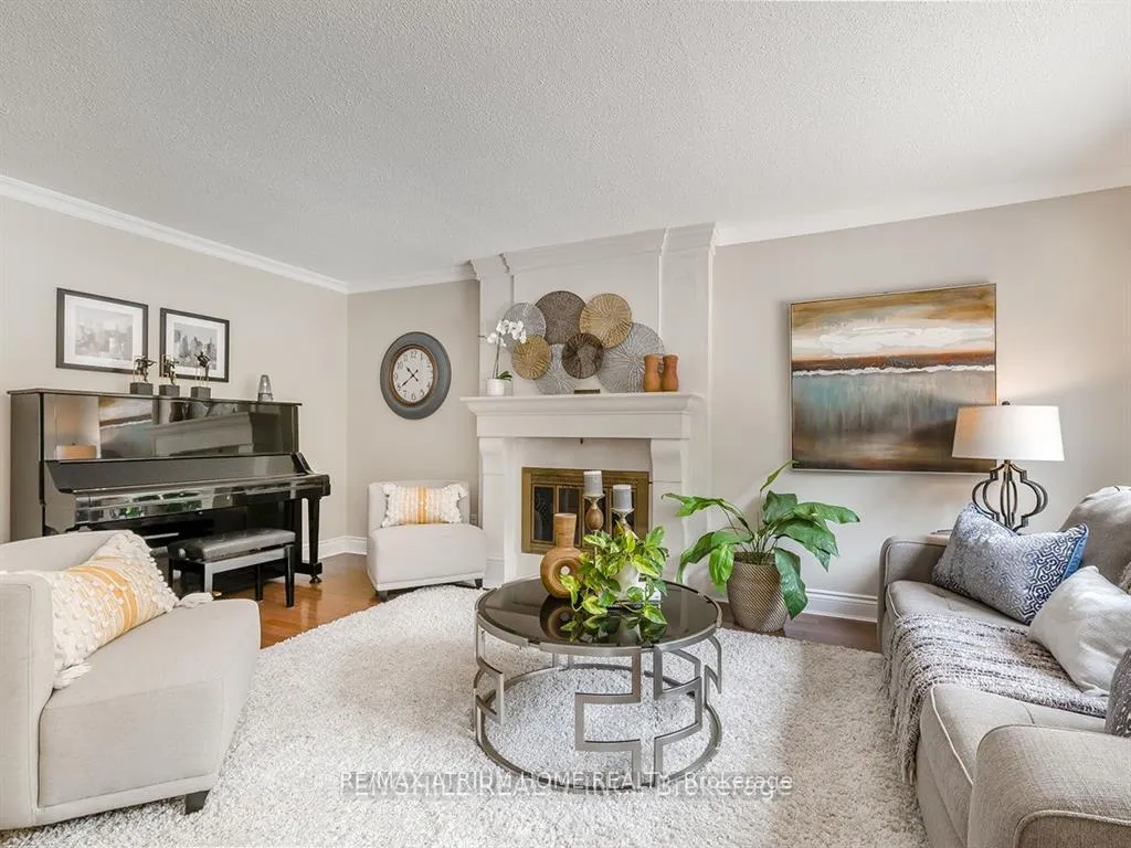Photo 3 of 10 Spanhouse Crescent, Markham, Unionville — HOMEH