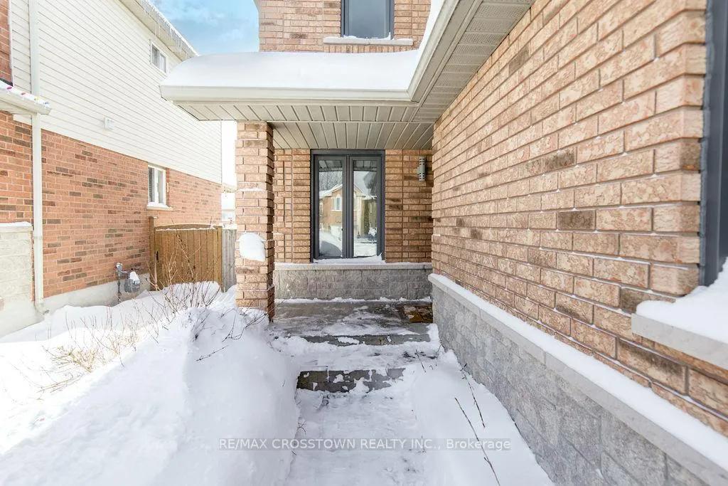 Photo 2 of 7 Hemlock Court, Barrie, Holly — HOMEH