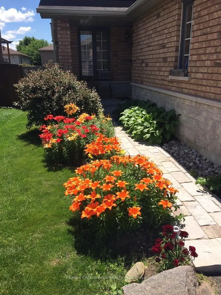 Photo 3 of 7 Hemlock Court, Barrie, Holly — HOMEH