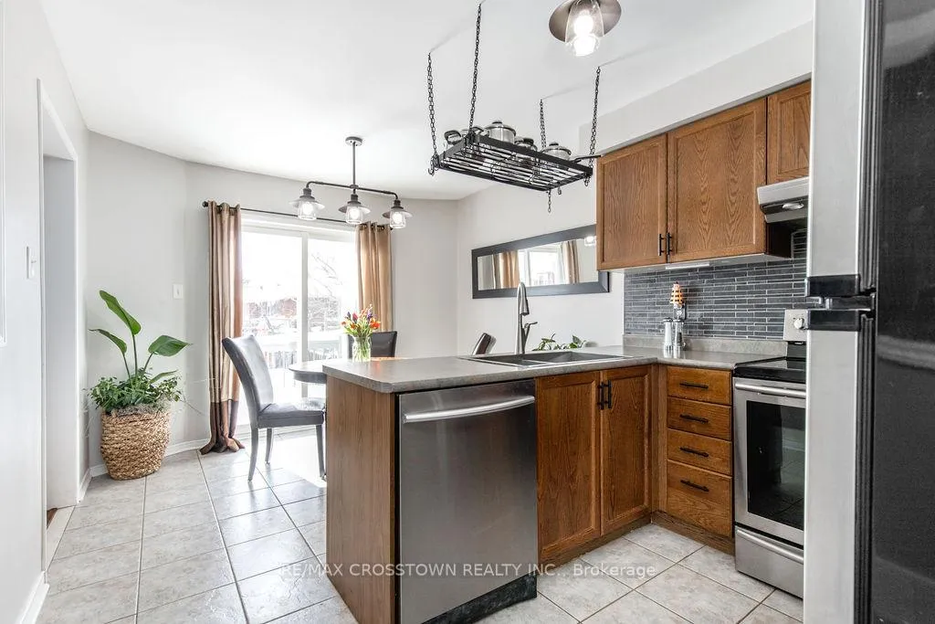 Photo 14 of 7 Hemlock Court, Barrie, Holly — HOMEH