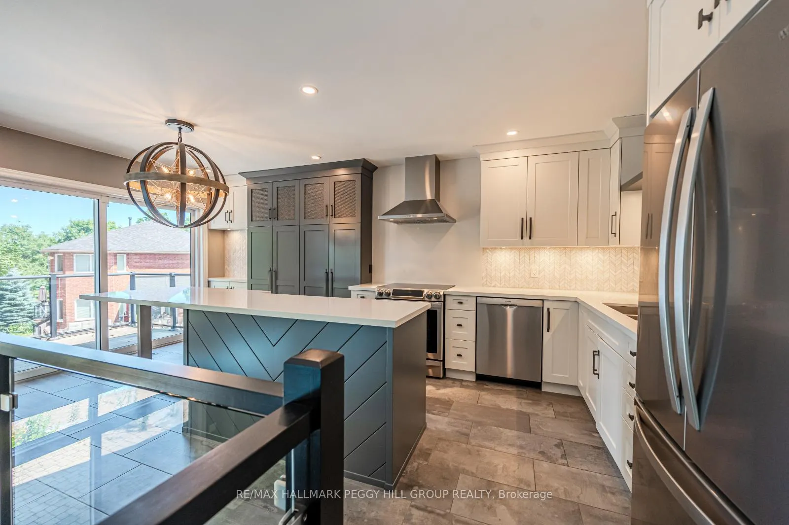 Photo 4 of 36 Glen Oak Court, Barrie, Little Lake — HOMEH