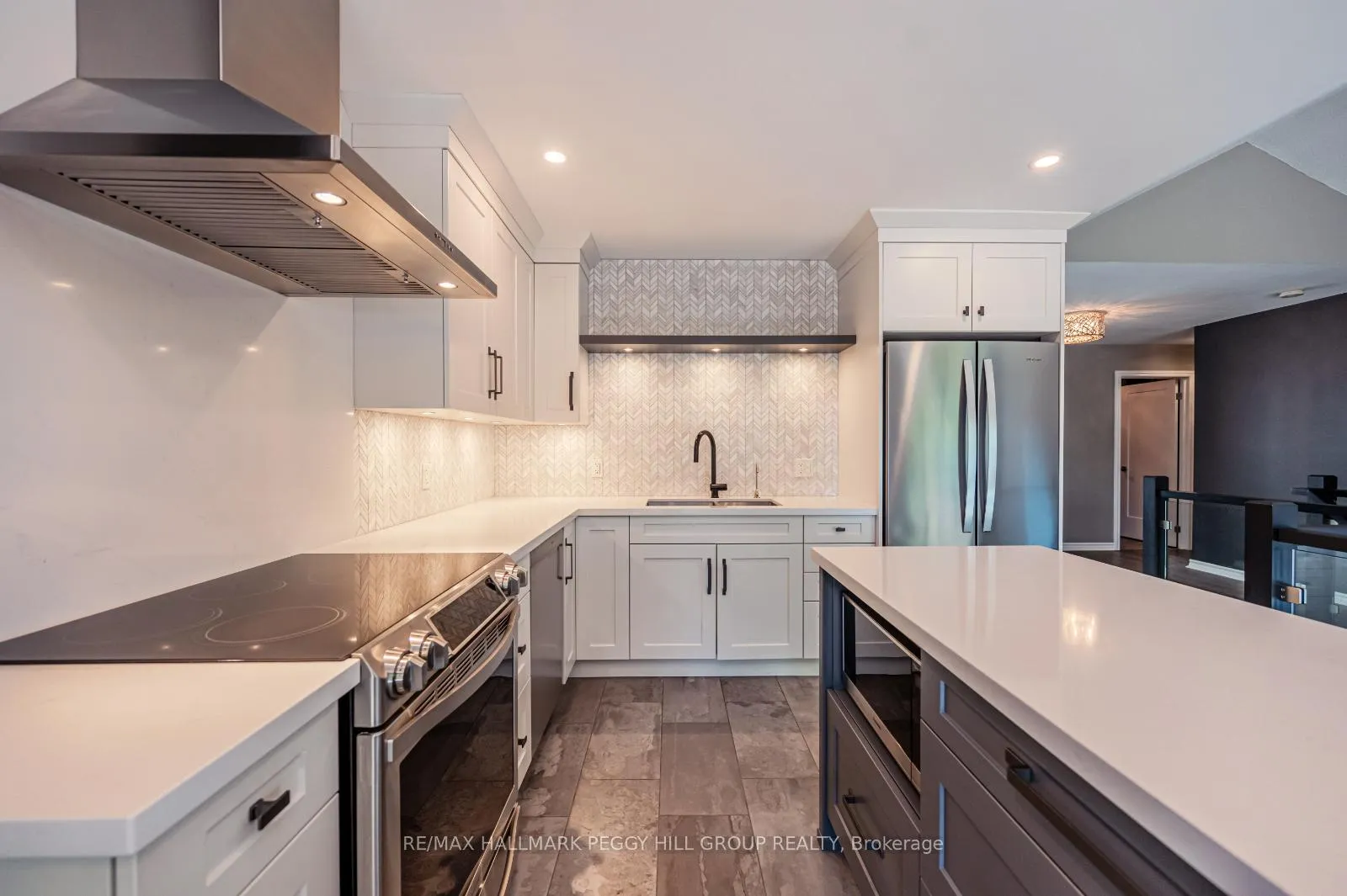 Photo 5 of 36 Glen Oak Court, Barrie, Little Lake — HOMEH