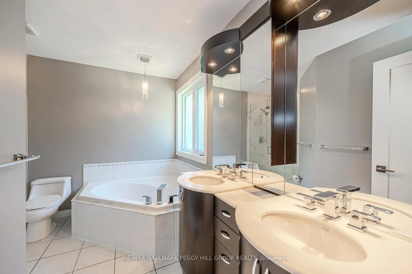 Photo 9 of 36 Glen Oak Court, Barrie, Little Lake — HOMEH