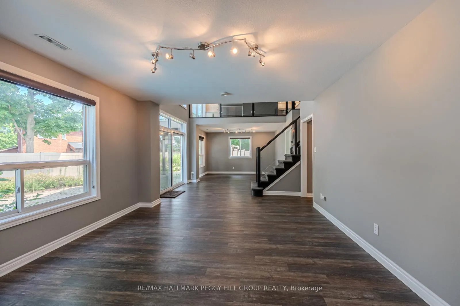 Photo 13 of 36 Glen Oak Court, Barrie, Little Lake — HOMEH