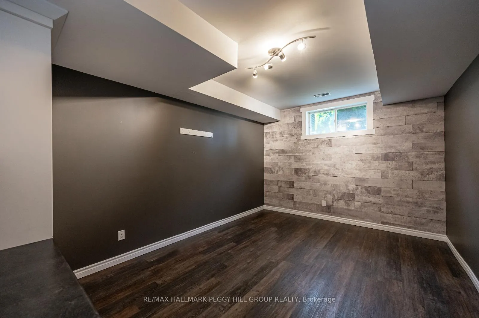 Photo 14 of 36 Glen Oak Court, Barrie, Little Lake — HOMEH