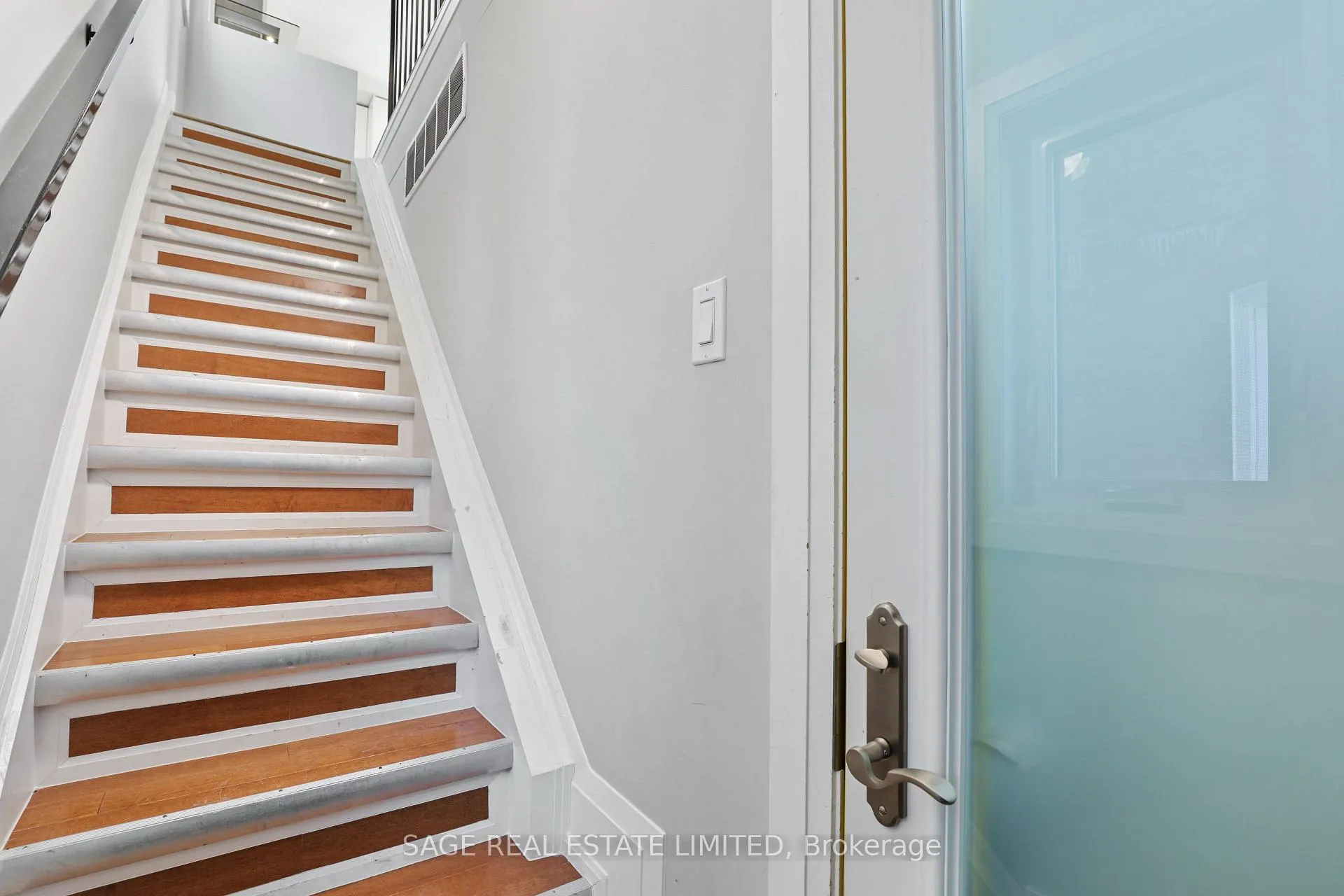 Photo 3 of Unit 2, 26 Roseneath Gardens, Toronto, Oakwood Village — HOMEH
