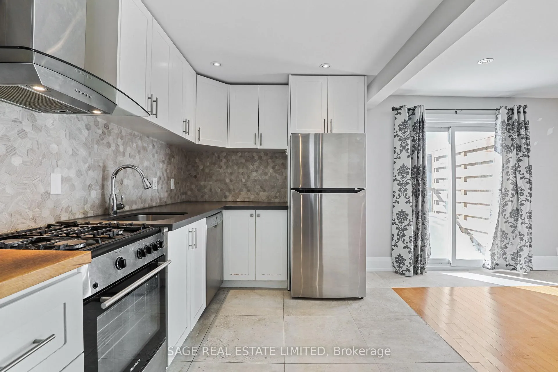 Photo 6 of Unit 2, 26 Roseneath Gardens, Toronto, Oakwood Village — HOMEH