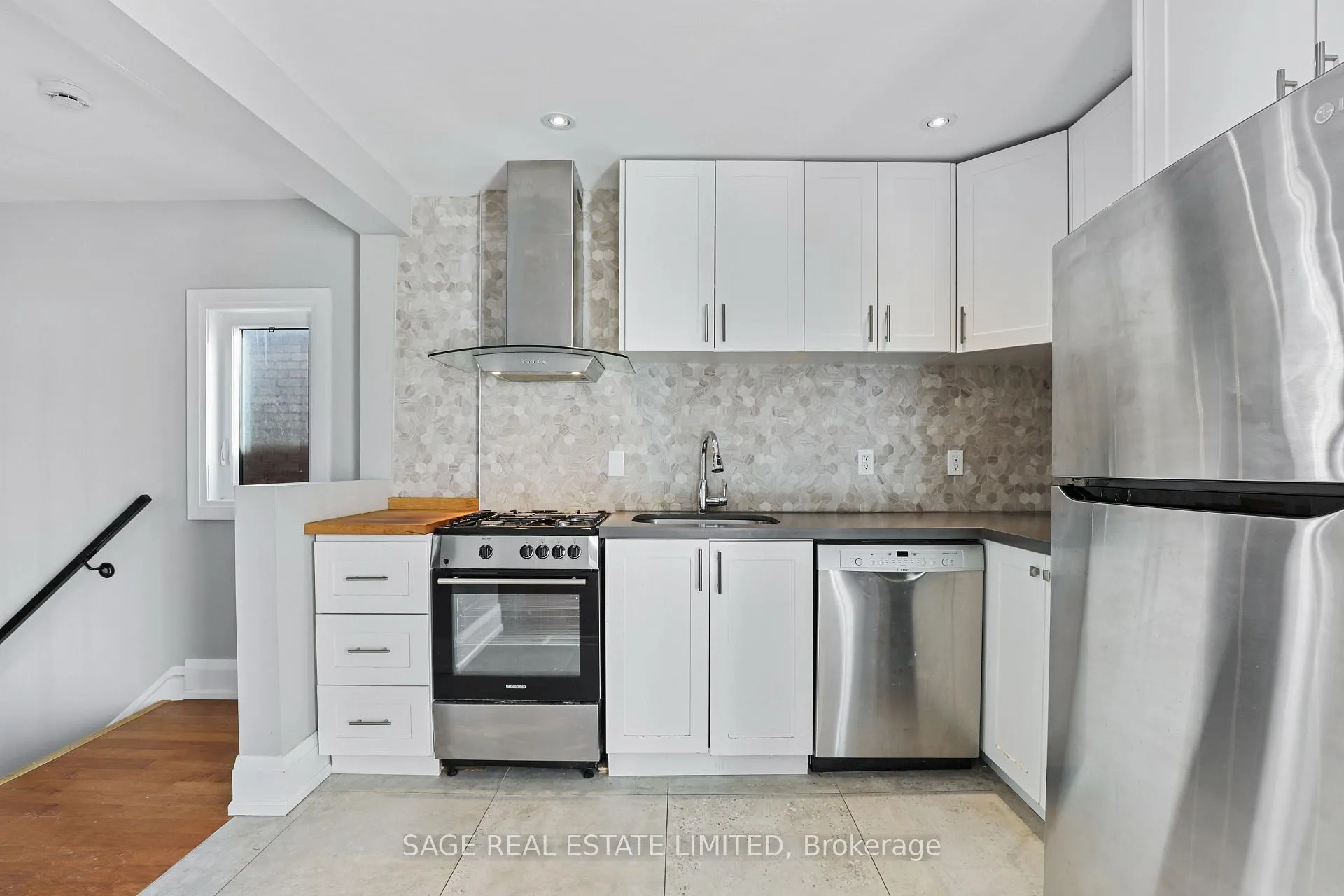 Photo 7 of Unit 2, 26 Roseneath Gardens, Toronto, Oakwood Village — HOMEH