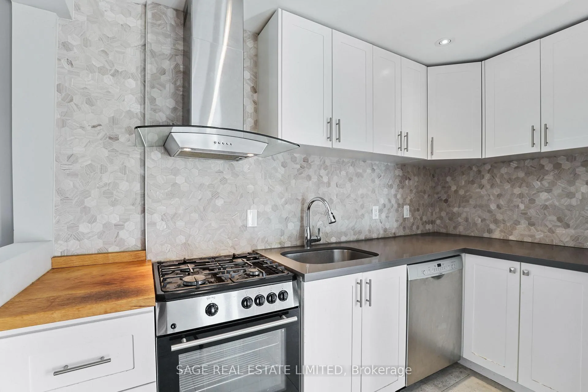 Photo 9 of Unit 2, 26 Roseneath Gardens, Toronto, Oakwood Village — HOMEH