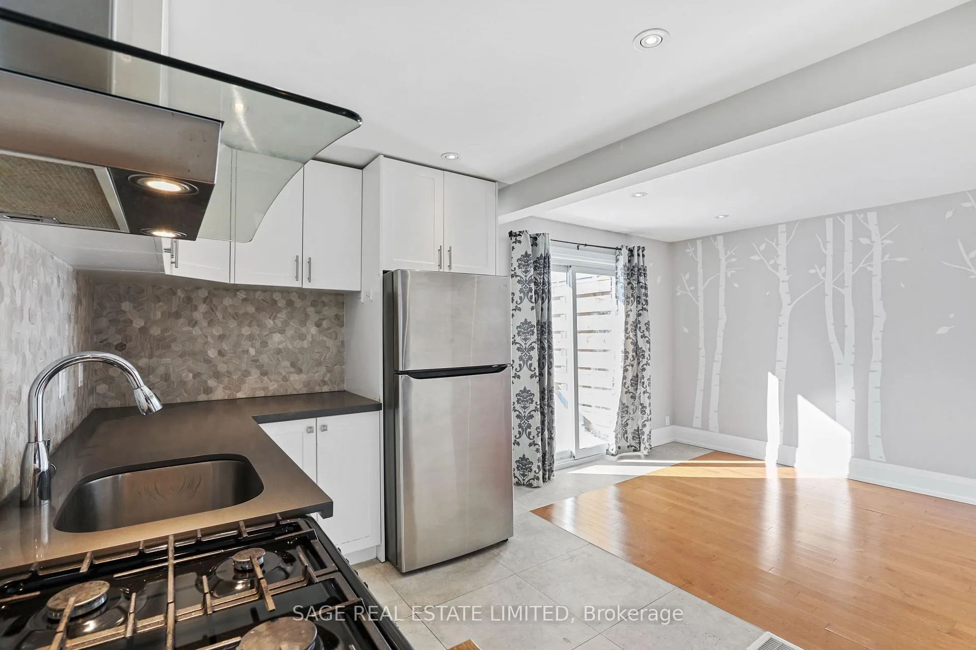 Photo 10 of Unit 2, 26 Roseneath Gardens, Toronto, Oakwood Village — HOMEH