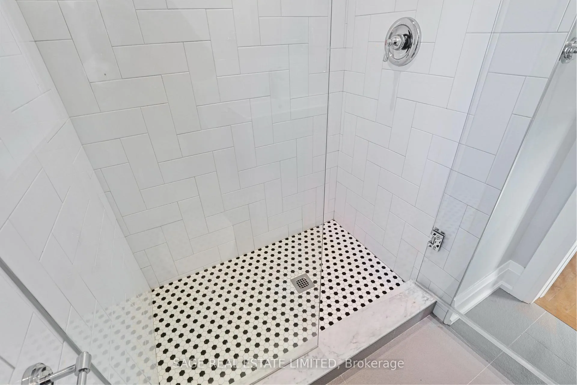 Photo 22 of Unit 2, 26 Roseneath Gardens, Toronto, Oakwood Village — HOMEH