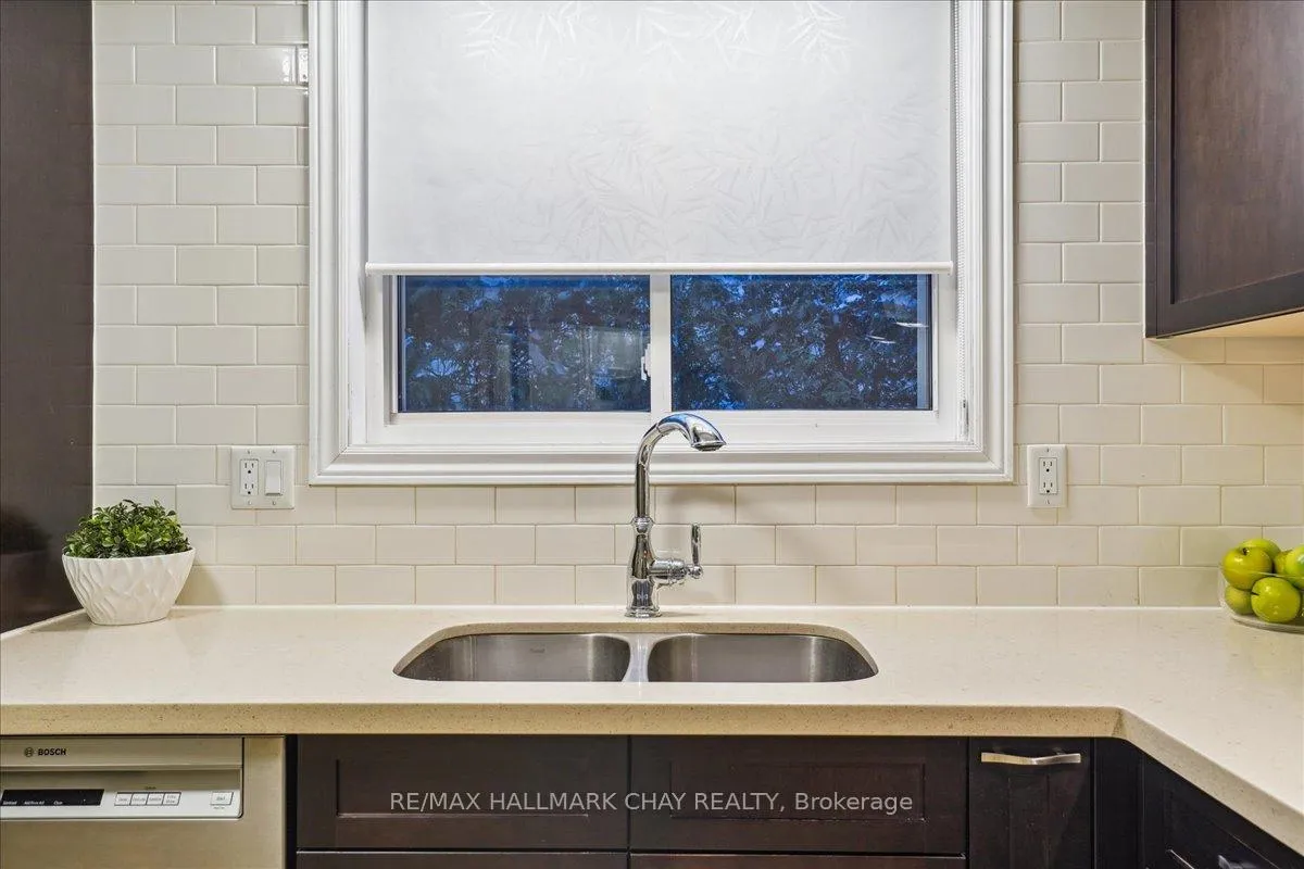 Photo 17 of 53 Roslyn Road, Barrie, Wellington — HOMEH