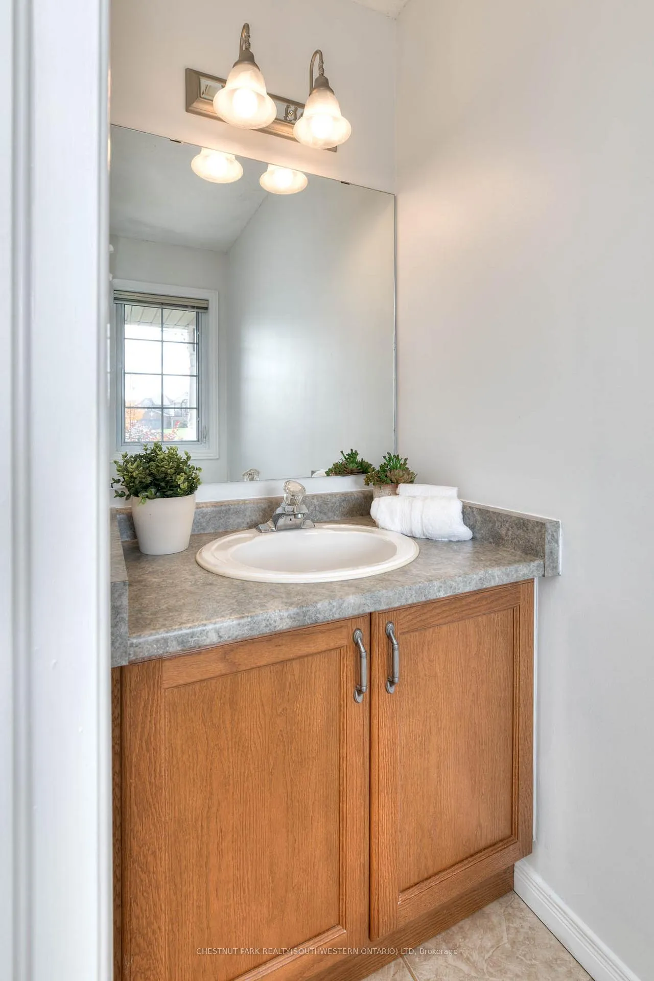 Photo 10 of 38 Heatherwood Place, Kitchener — HOMEH