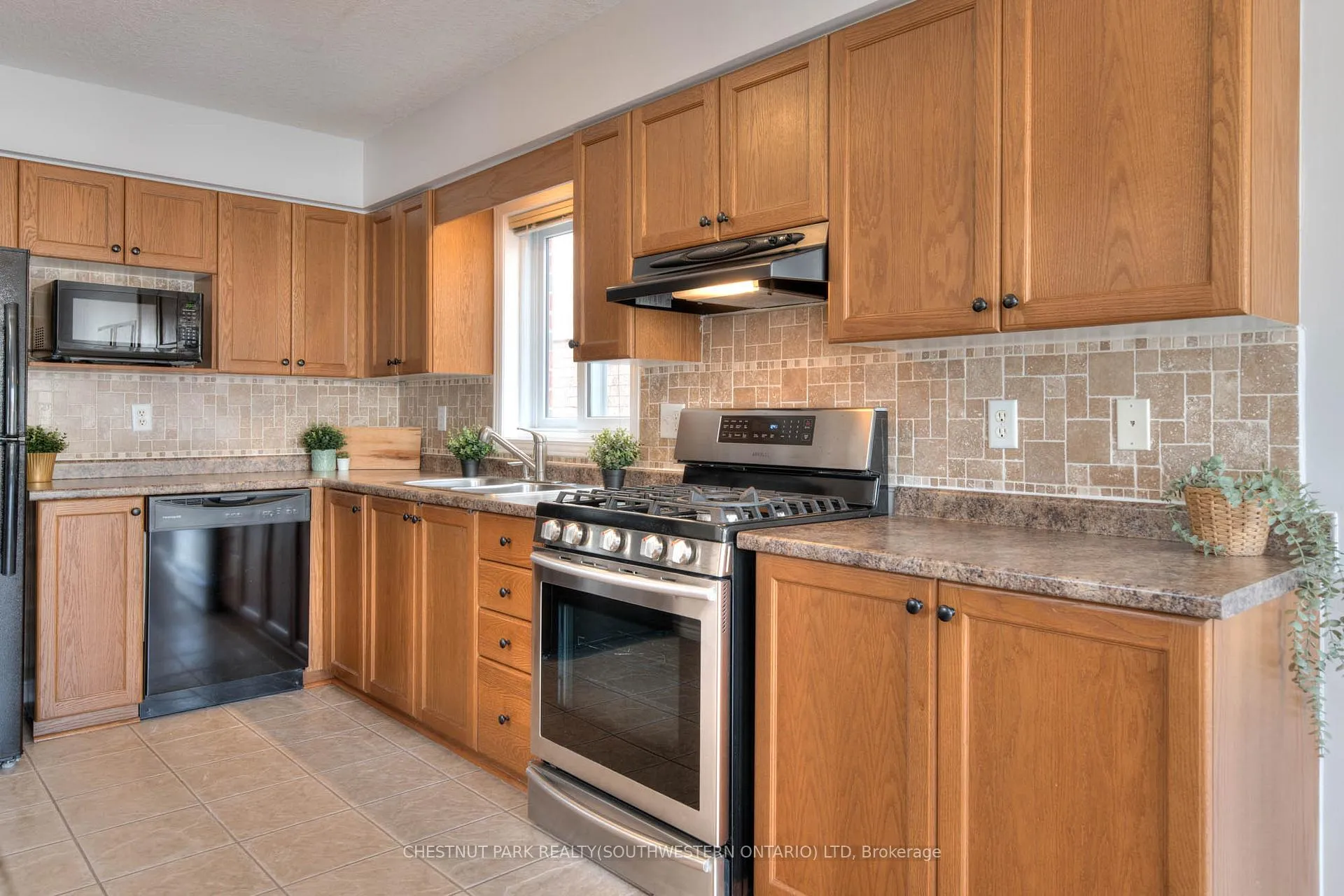 Photo 19 of 38 Heatherwood Place, Kitchener — HOMEH