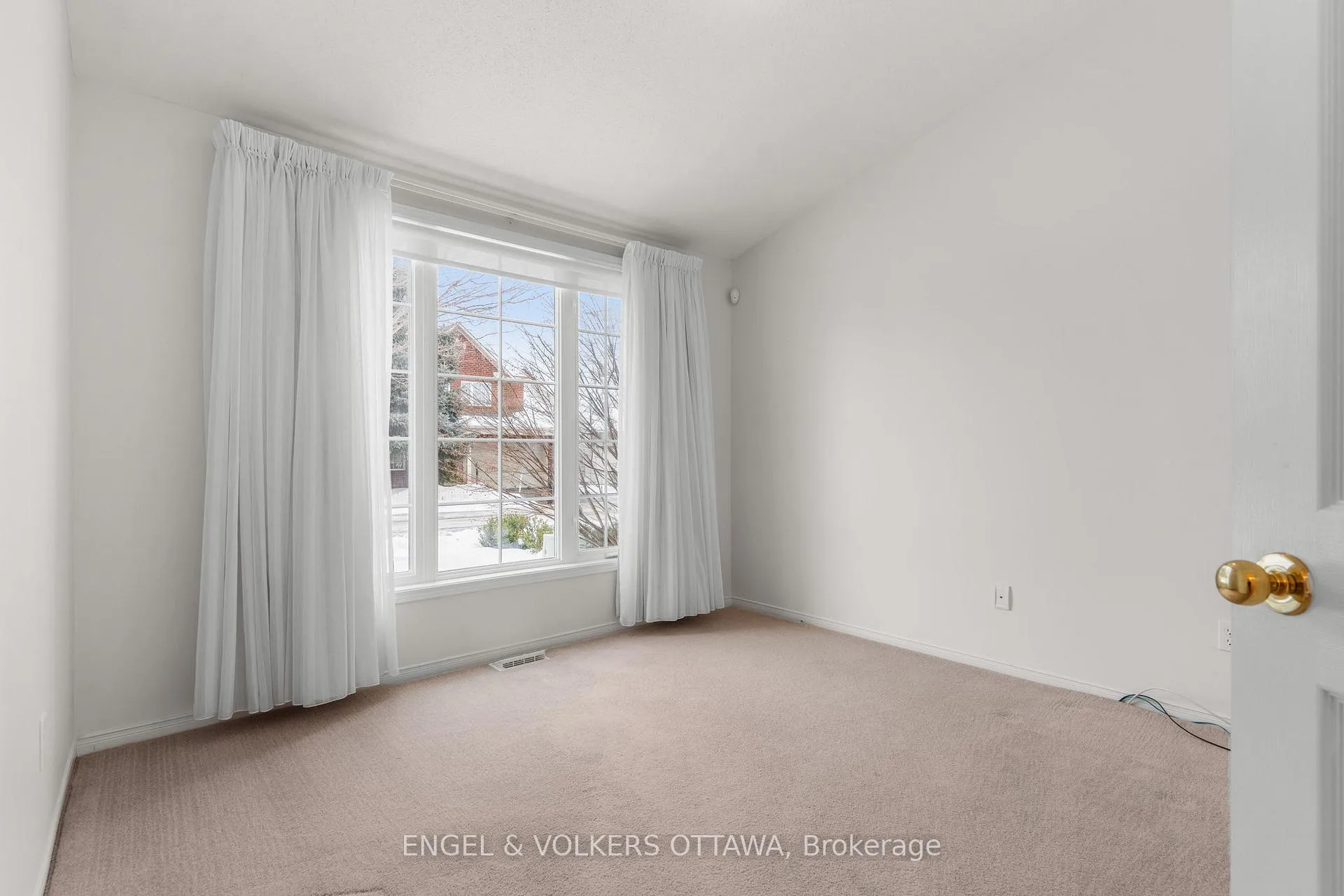 Photo 5 of 28 Camberley Street, Ottawa, Barrhaven East — HOMEH