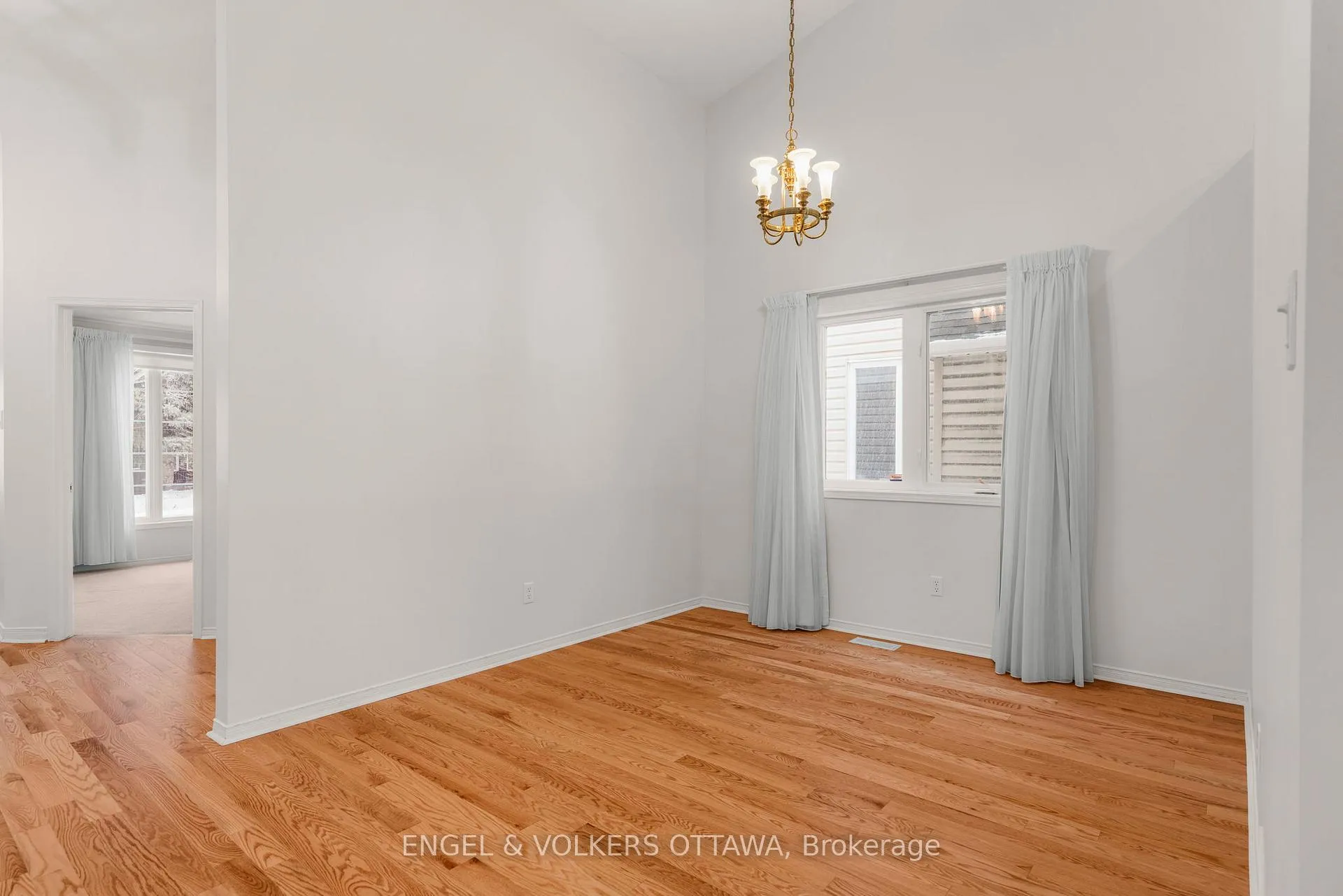 Photo 9 of 28 Camberley Street, Ottawa, Barrhaven East — HOMEH