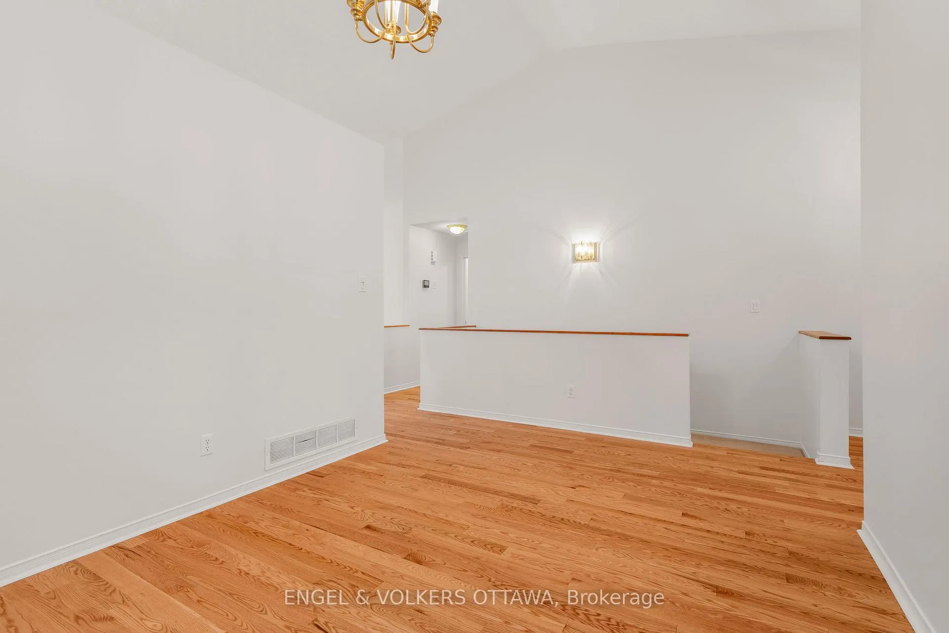 Photo 10 of 28 Camberley Street, Ottawa, Barrhaven East — HOMEH