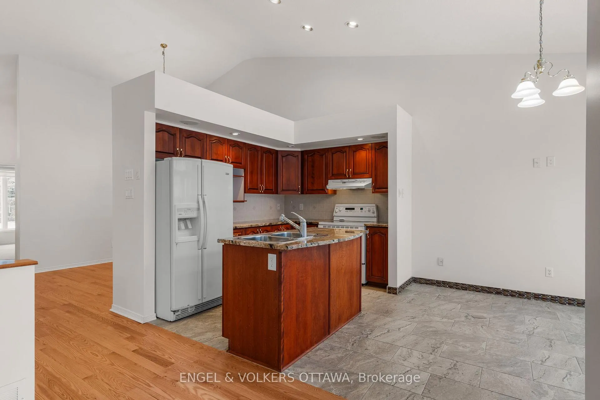 Photo 12 of 28 Camberley Street, Ottawa, Barrhaven East — HOMEH
