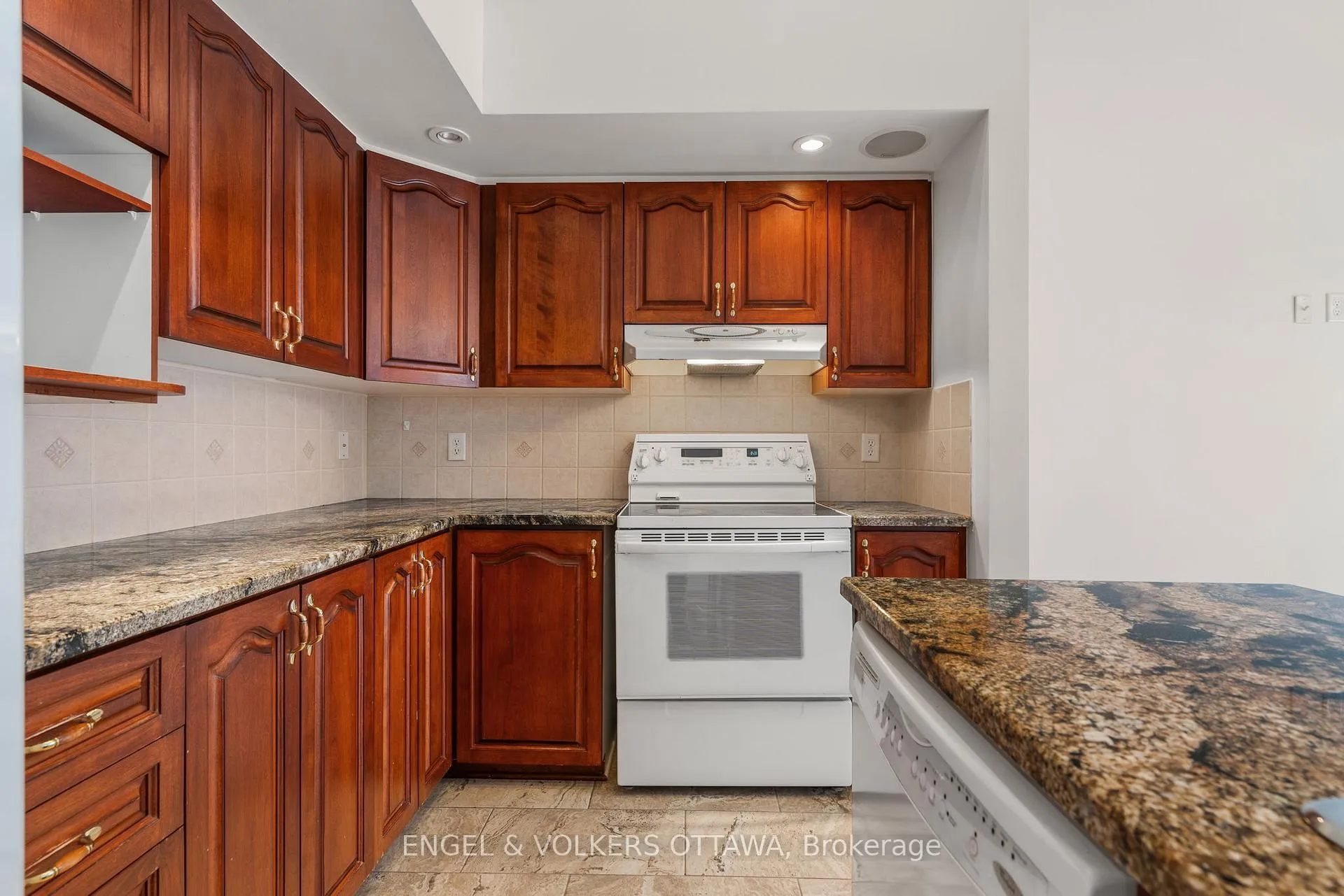 Photo 13 of 28 Camberley Street, Ottawa, Barrhaven East — HOMEH