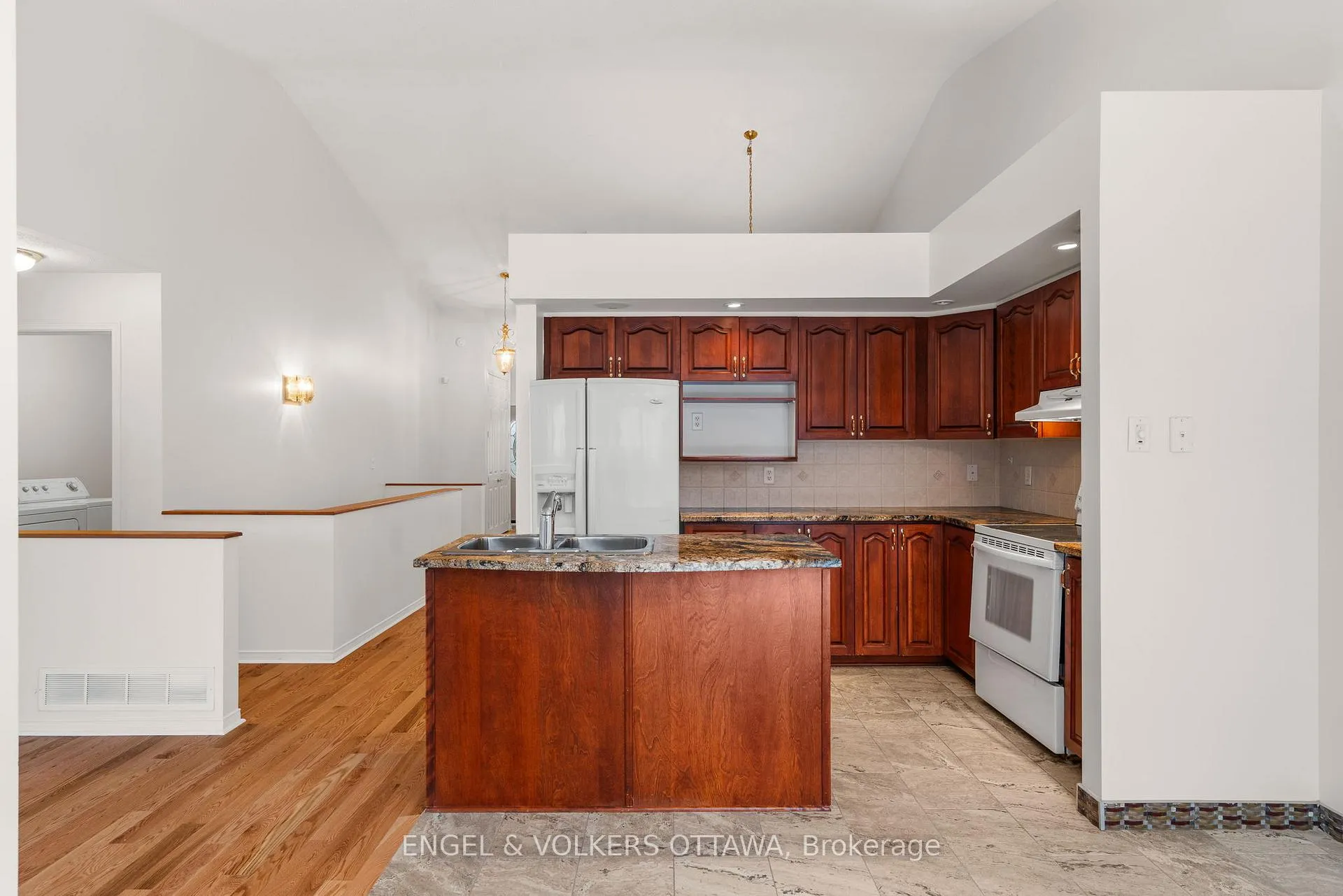 Photo 14 of 28 Camberley Street, Ottawa, Barrhaven East — HOMEH