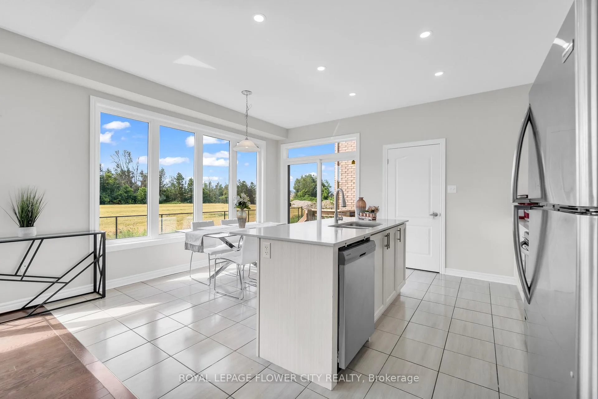 Photo 13 of 104 Kirby Avenue, Collingwood — HOMEH