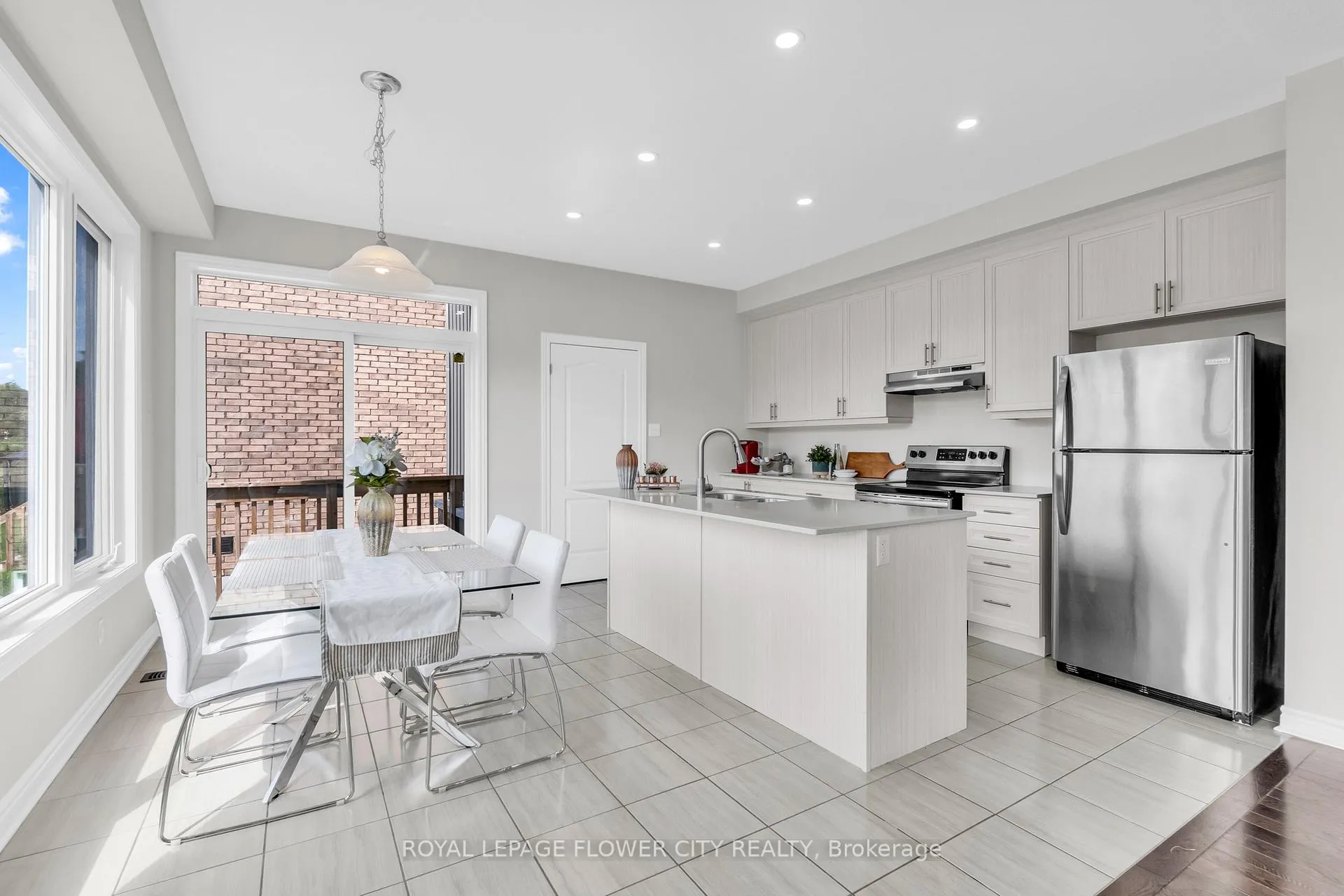 Photo 14 of 104 Kirby Avenue, Collingwood — HOMEH