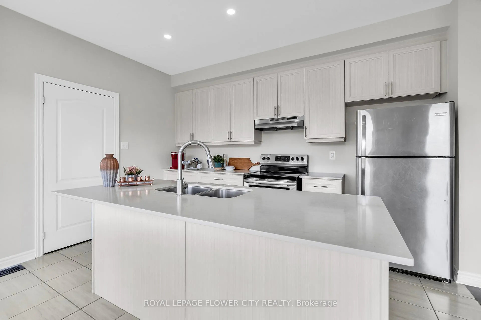 Photo 15 of 104 Kirby Avenue, Collingwood — HOMEH