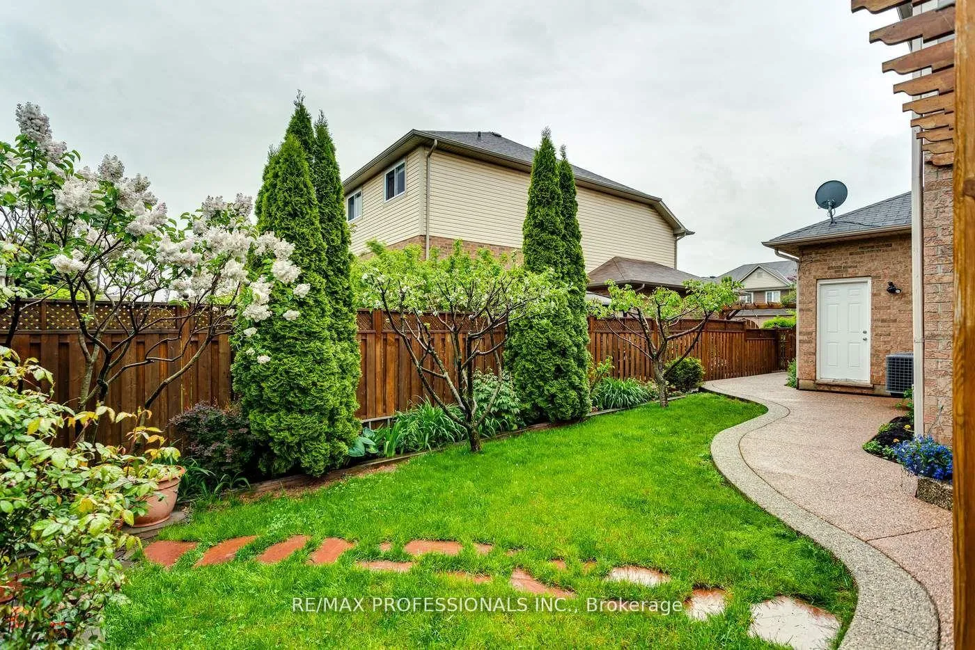 Photo 28 of 17 Palacebeach Trail, Hamilton, Stoney Creek — HOMEH