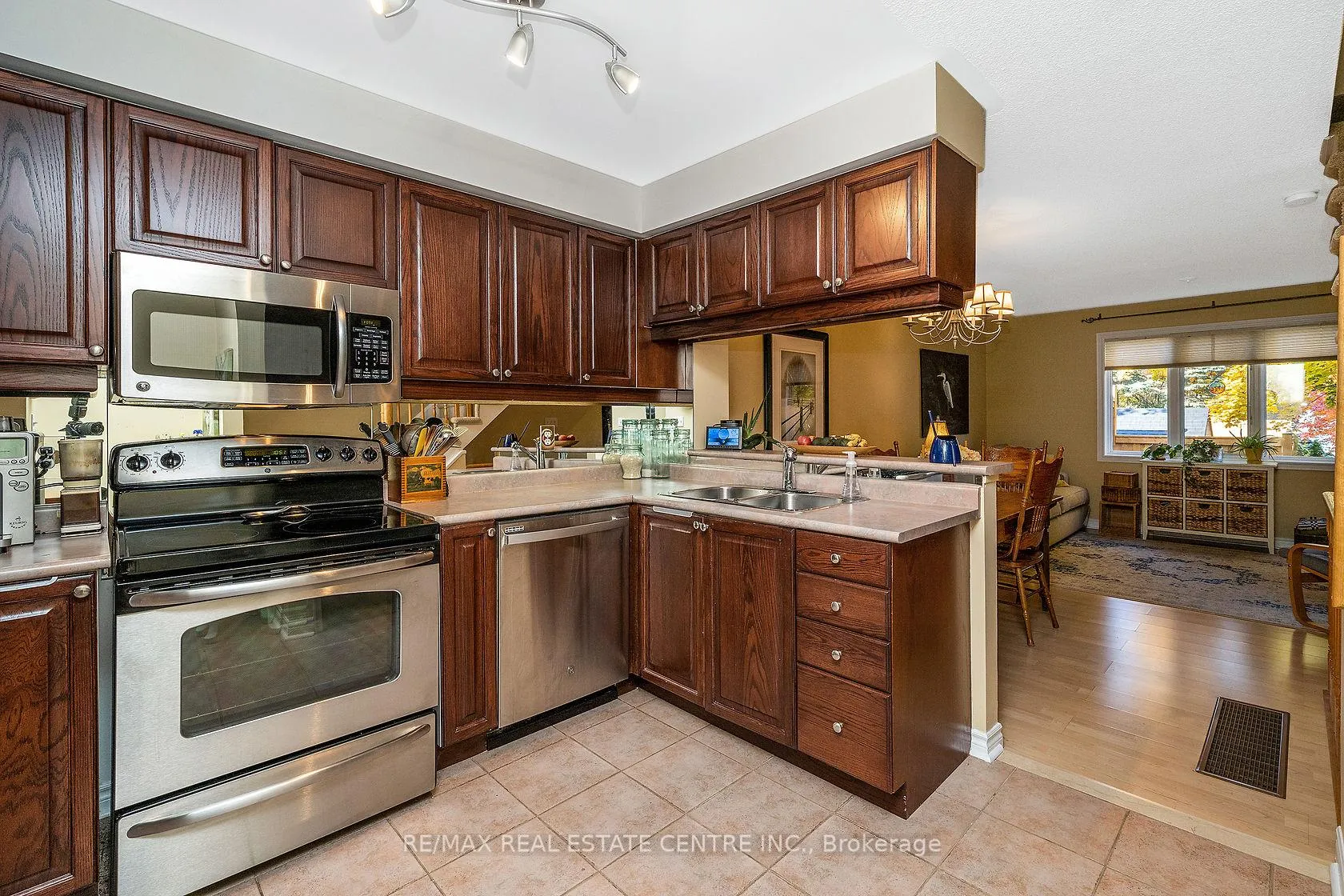 Photo 4 of Unit 3, 76 River Drive, Halton Hills, Georgetown — HOMEH