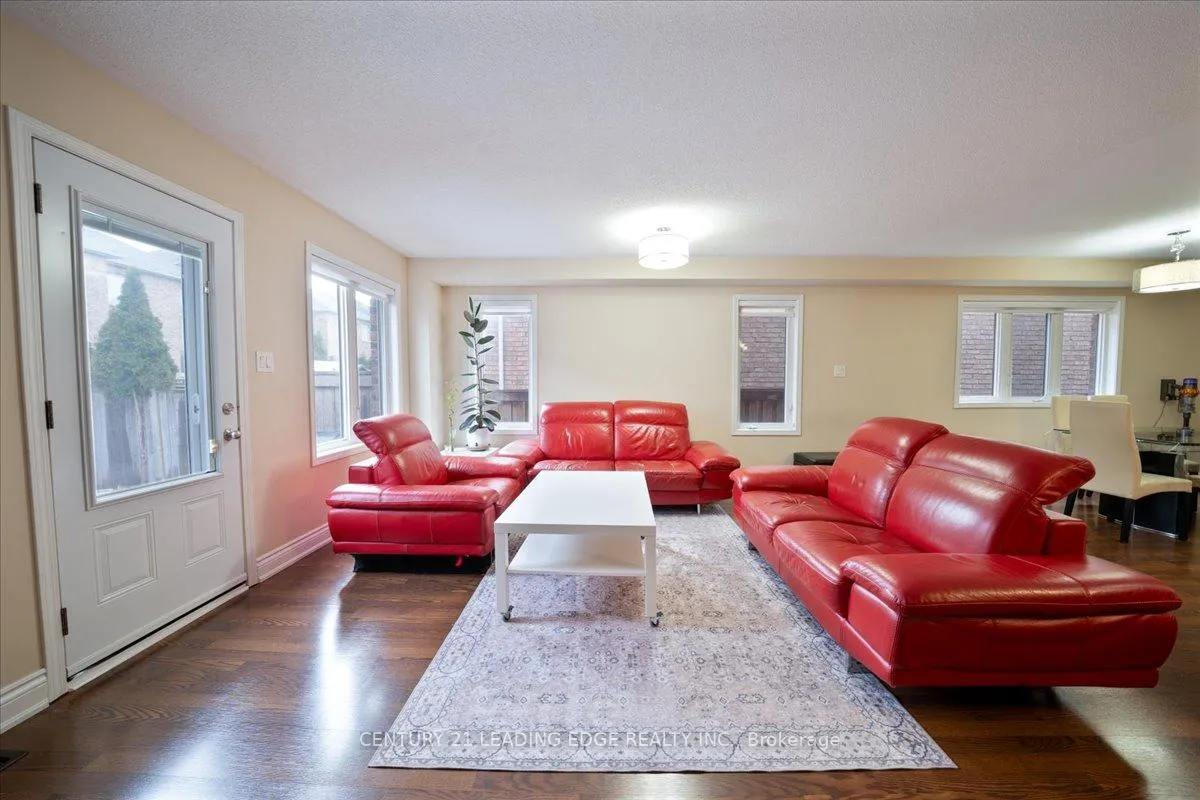 Photo 9 of 15 Coranto Way, Vaughan, Vellore Village — HOMEH