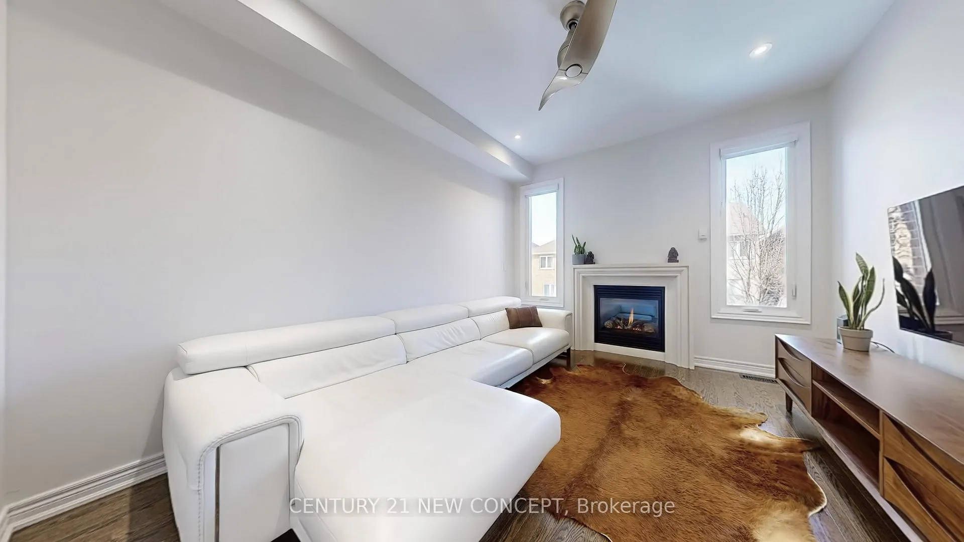 Photo 5 of 24 Reynolds Crescent, Aurora, Bayview Northeast — HOMEH