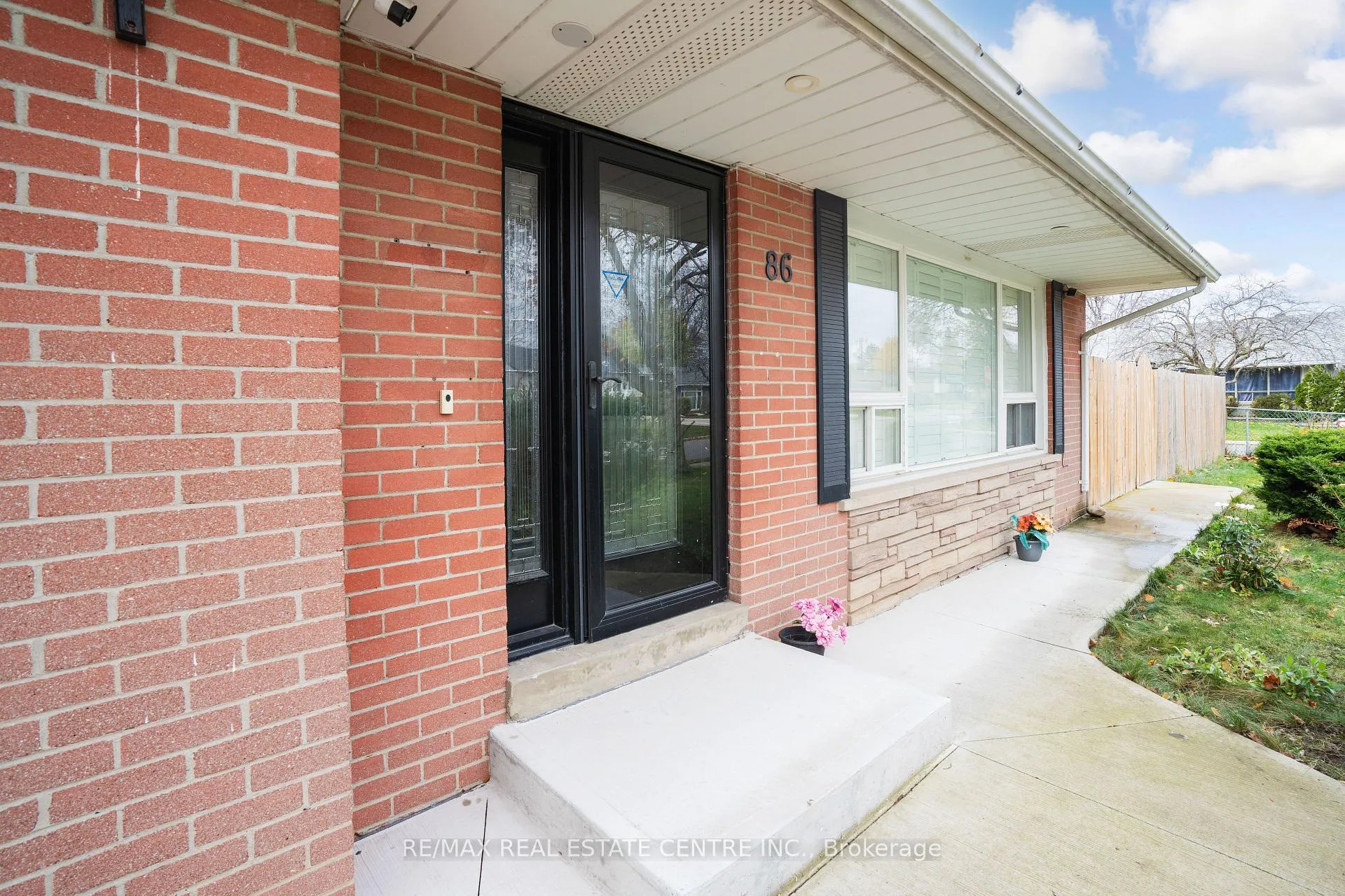 Photo 3 of 86 Windermere Court, Brampton, Northwood Park — HOMEH