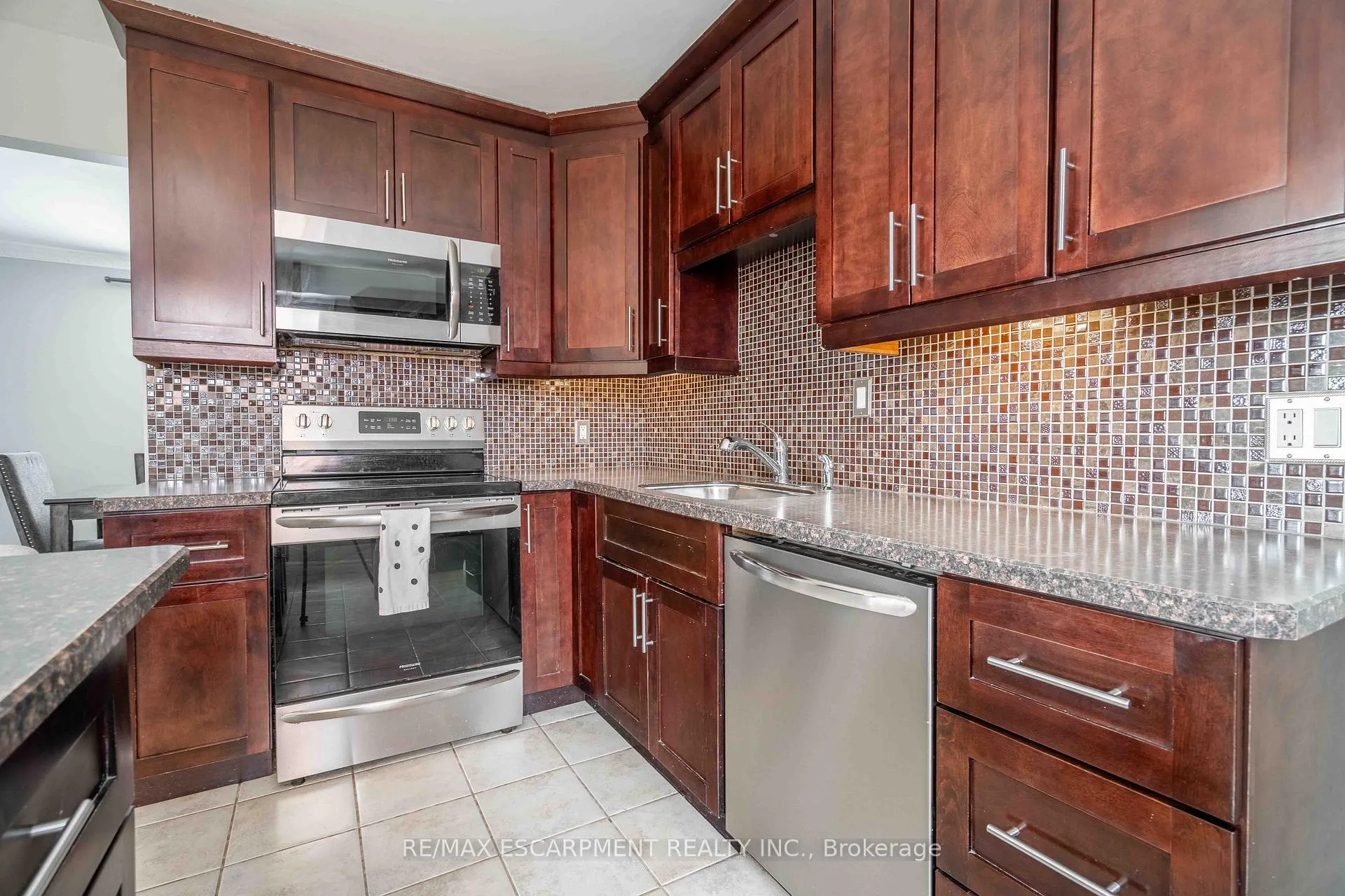Photo 14 of 74 Huckleberry Place, Hamilton, Riverdale — HOMEH
