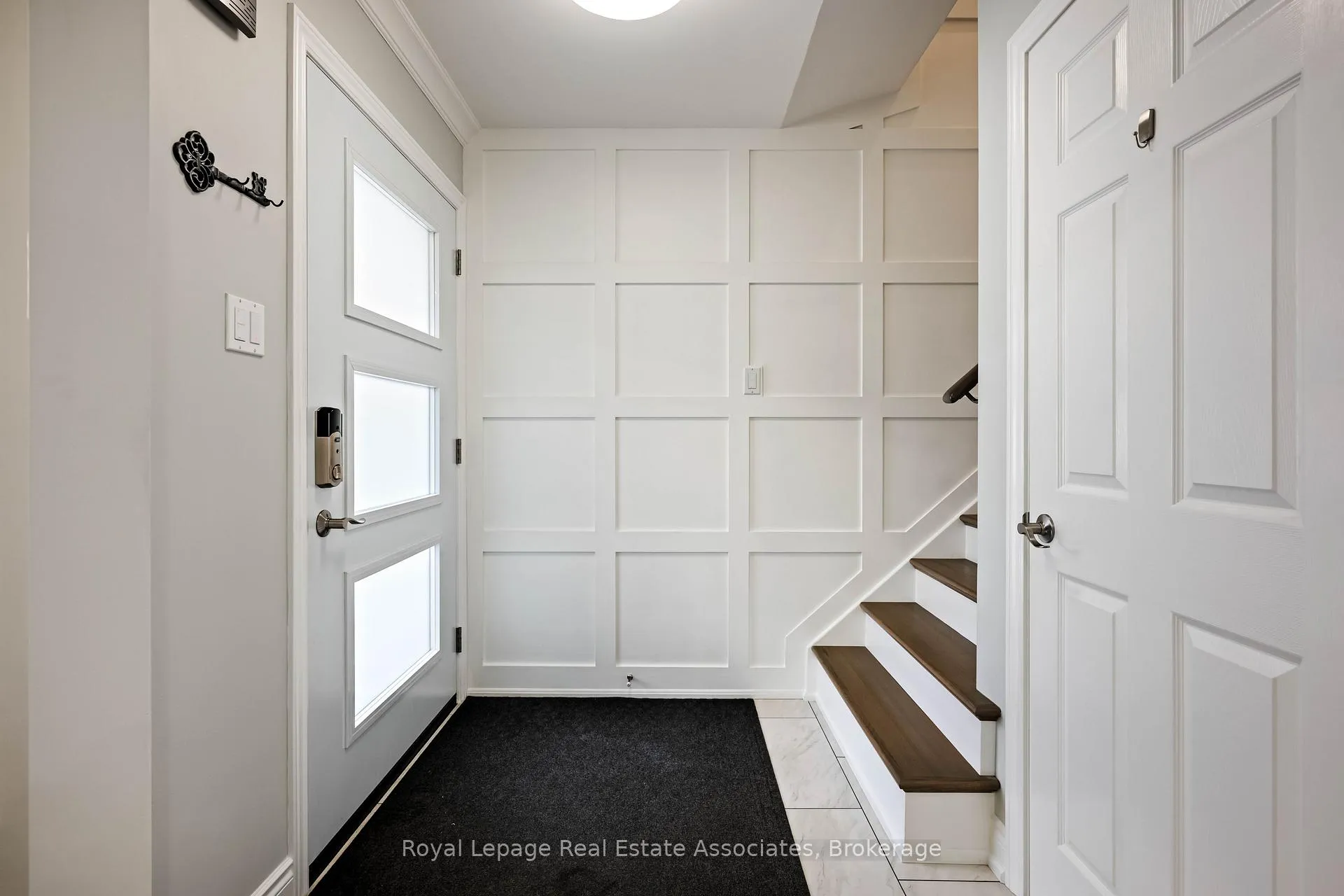 Photo 4 of 51 Curry Crescent, Halton Hills, Georgetown — HOMEH