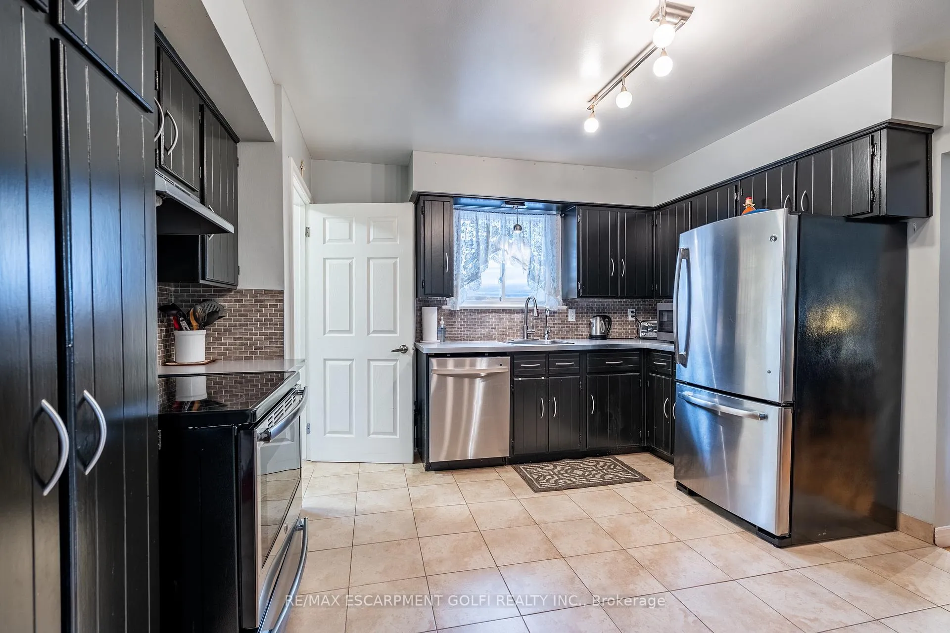 Photo 16 of 7126 Roger Crescent, Niagara Falls, Arad/Fallsview — HOMEH