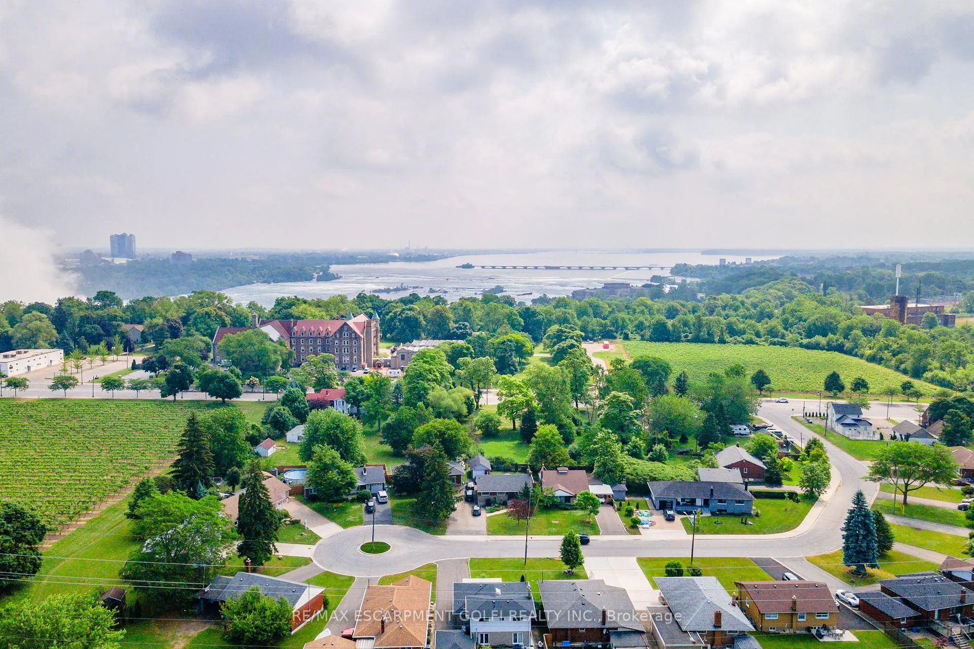 Photo 40 of 7126 Roger Crescent, Niagara Falls, Arad/Fallsview — HOMEH