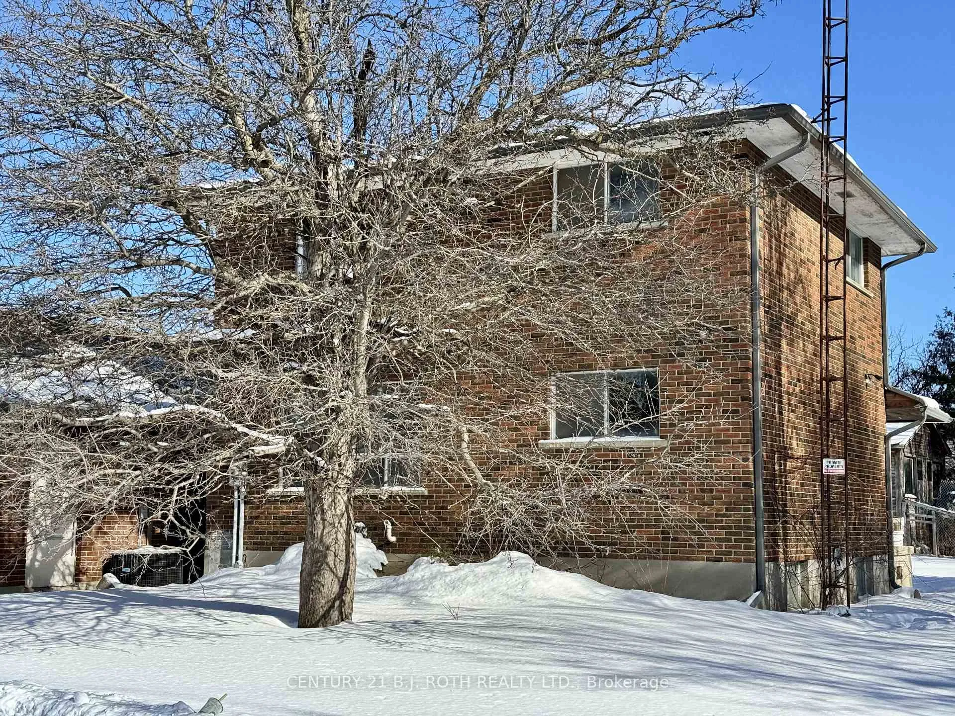 Photo 2 of 915 Taunton Road E, Whitby, Rolling Acres — HOMEH