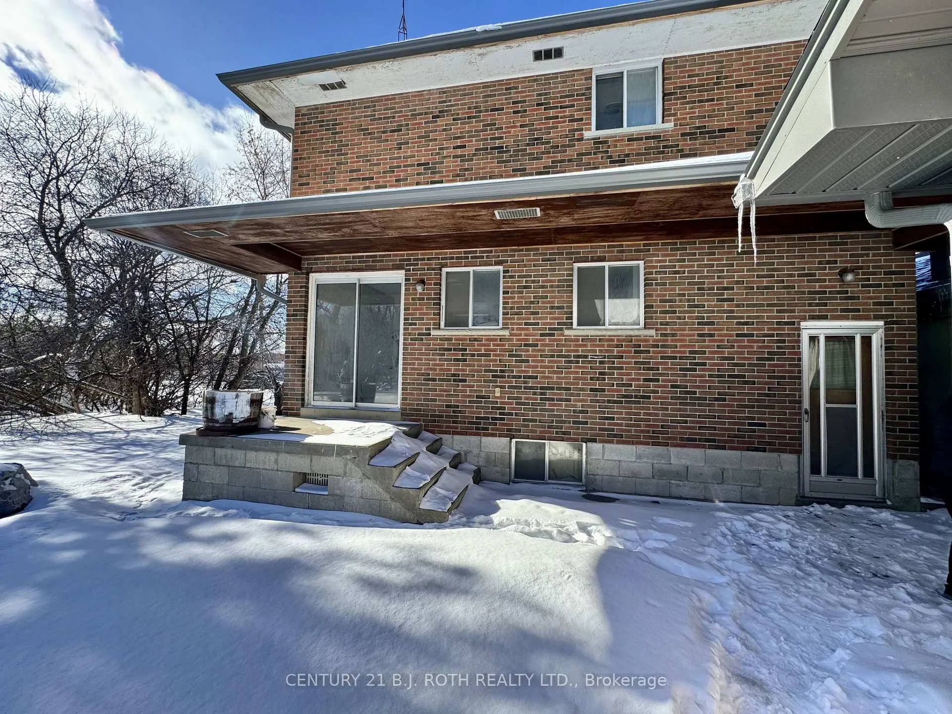 Photo 3 of 915 Taunton Road E, Whitby, Rolling Acres — HOMEH