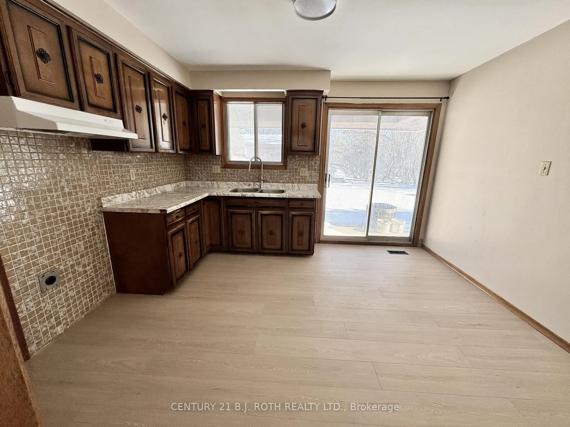 Photo 4 of 915 Taunton Road E, Whitby, Rolling Acres — HOMEH