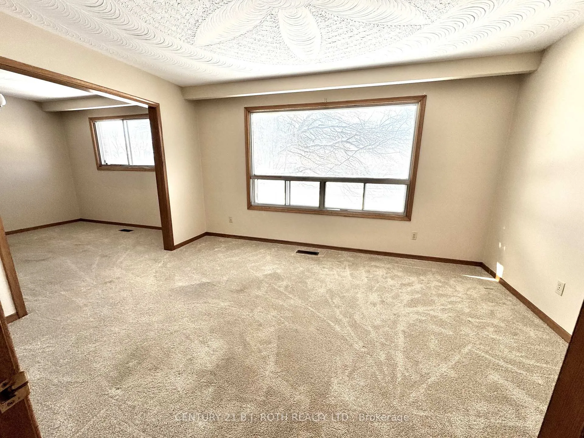 Photo 5 of 915 Taunton Road E, Whitby, Rolling Acres — HOMEH