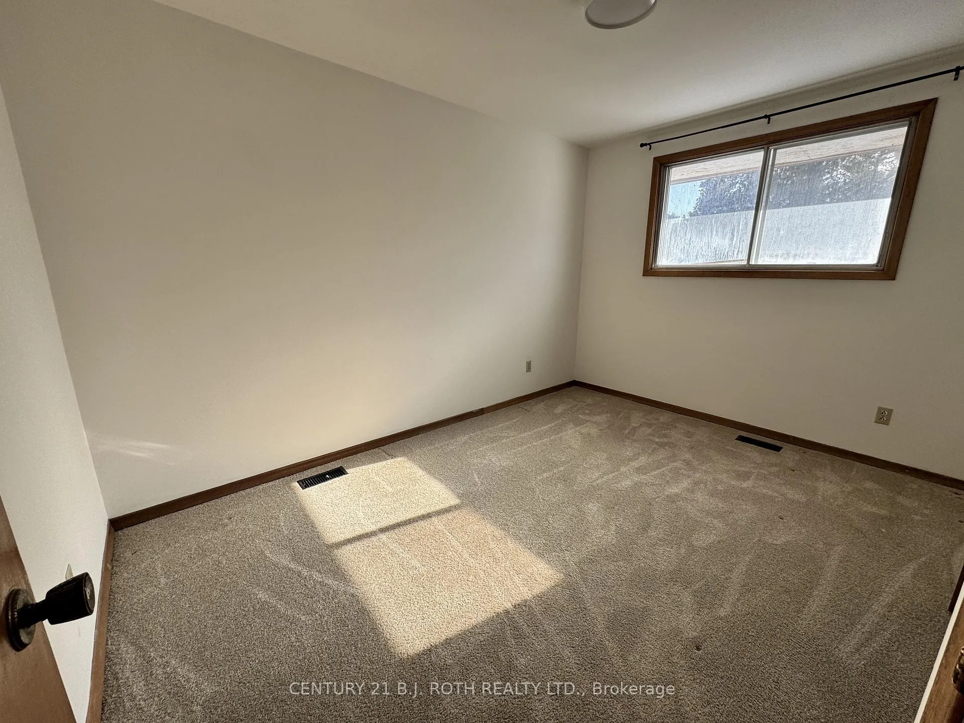 Photo 9 of 915 Taunton Road E, Whitby, Rolling Acres — HOMEH