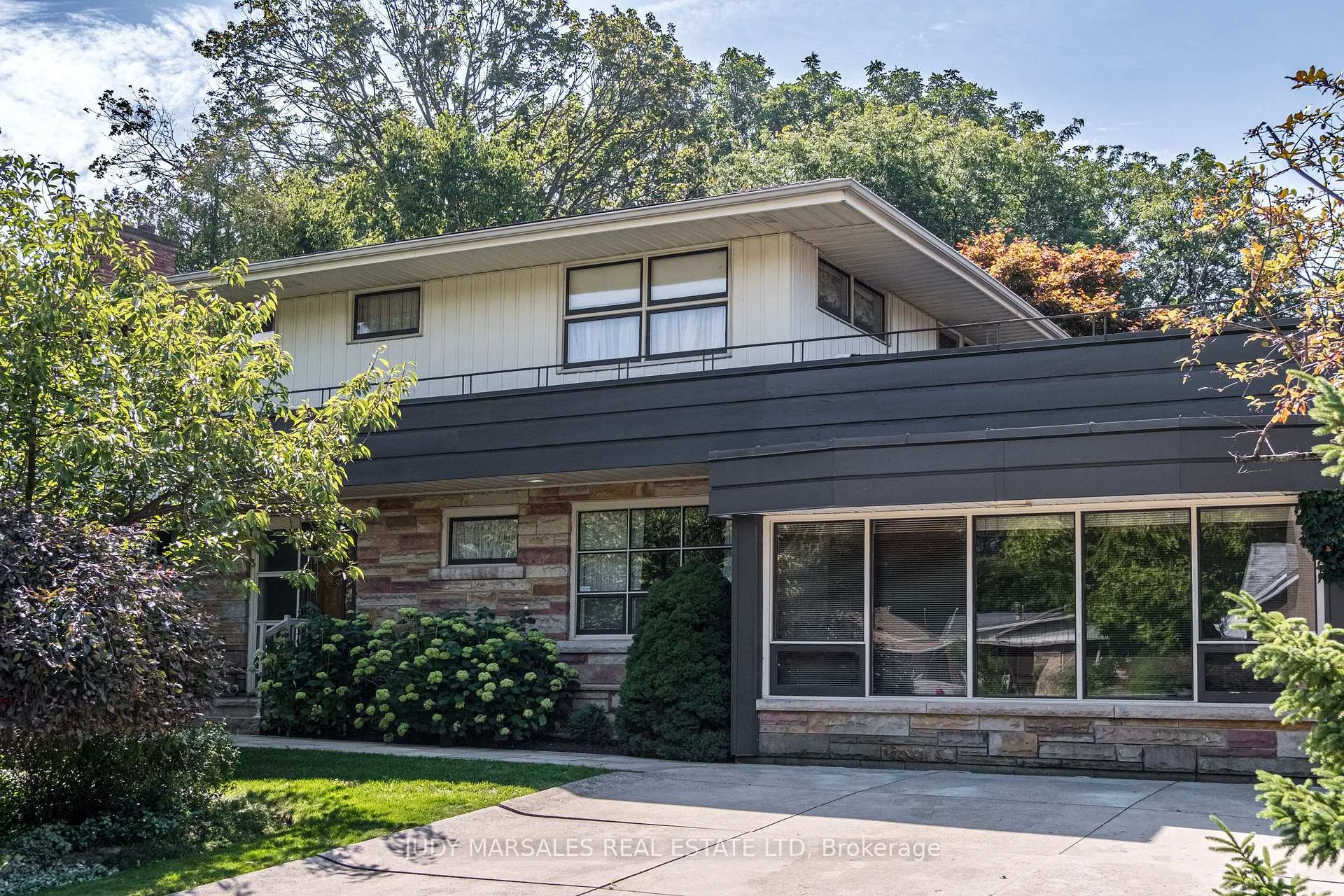 Photo 2 of 6 Freeland Court, Hamilton, Westdale — HOMEH