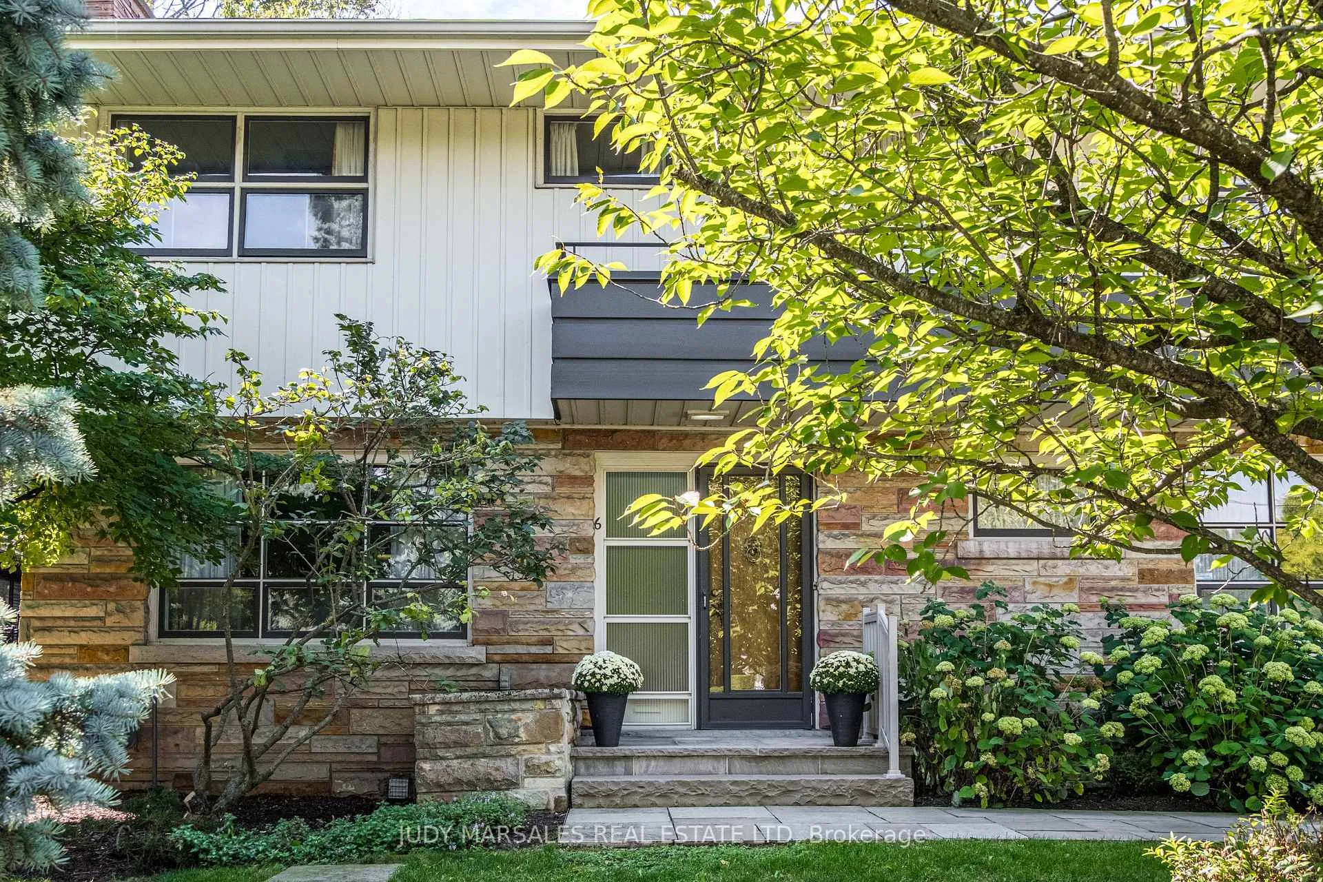 Photo 3 of 6 Freeland Court, Hamilton, Westdale — HOMEH