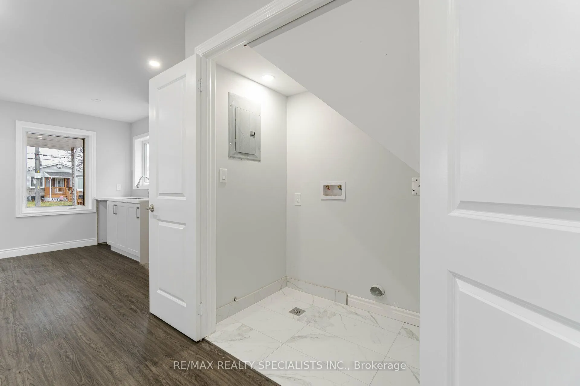 Photo 15 of 9 Frances Avenue, Hamilton, Lakeshore — HOMEH