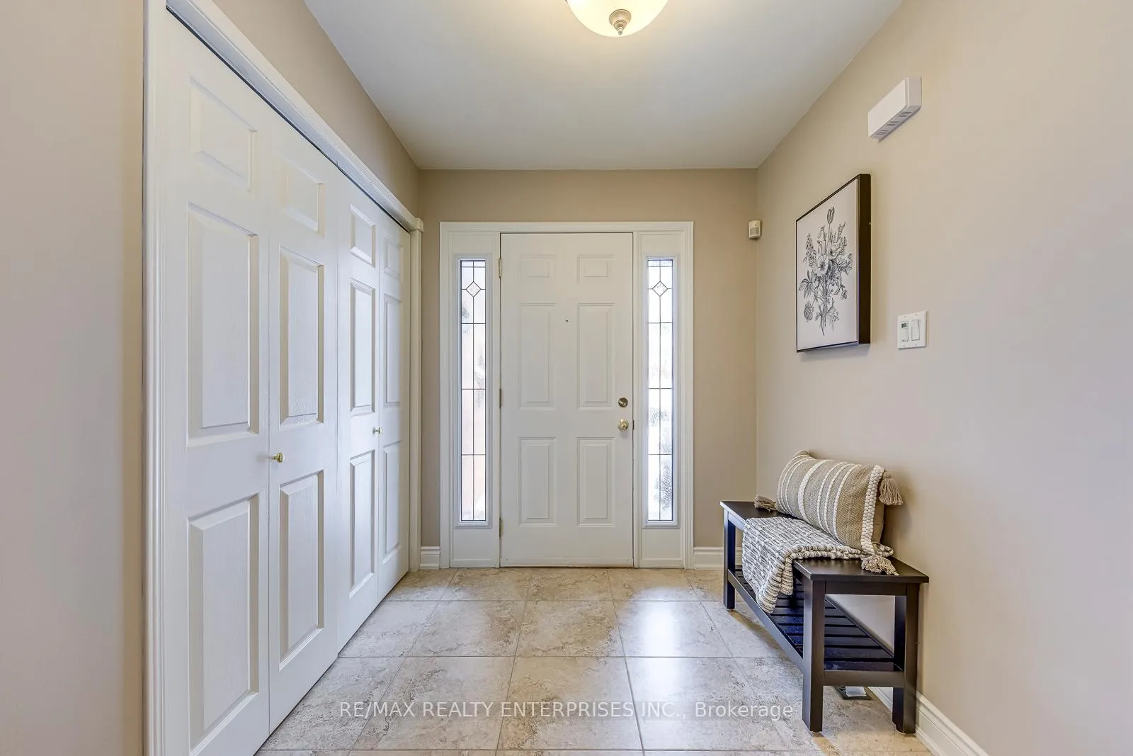 Photo 4 of 1356 Chedboro Crescent, Oakville, Clearview — HOMEH