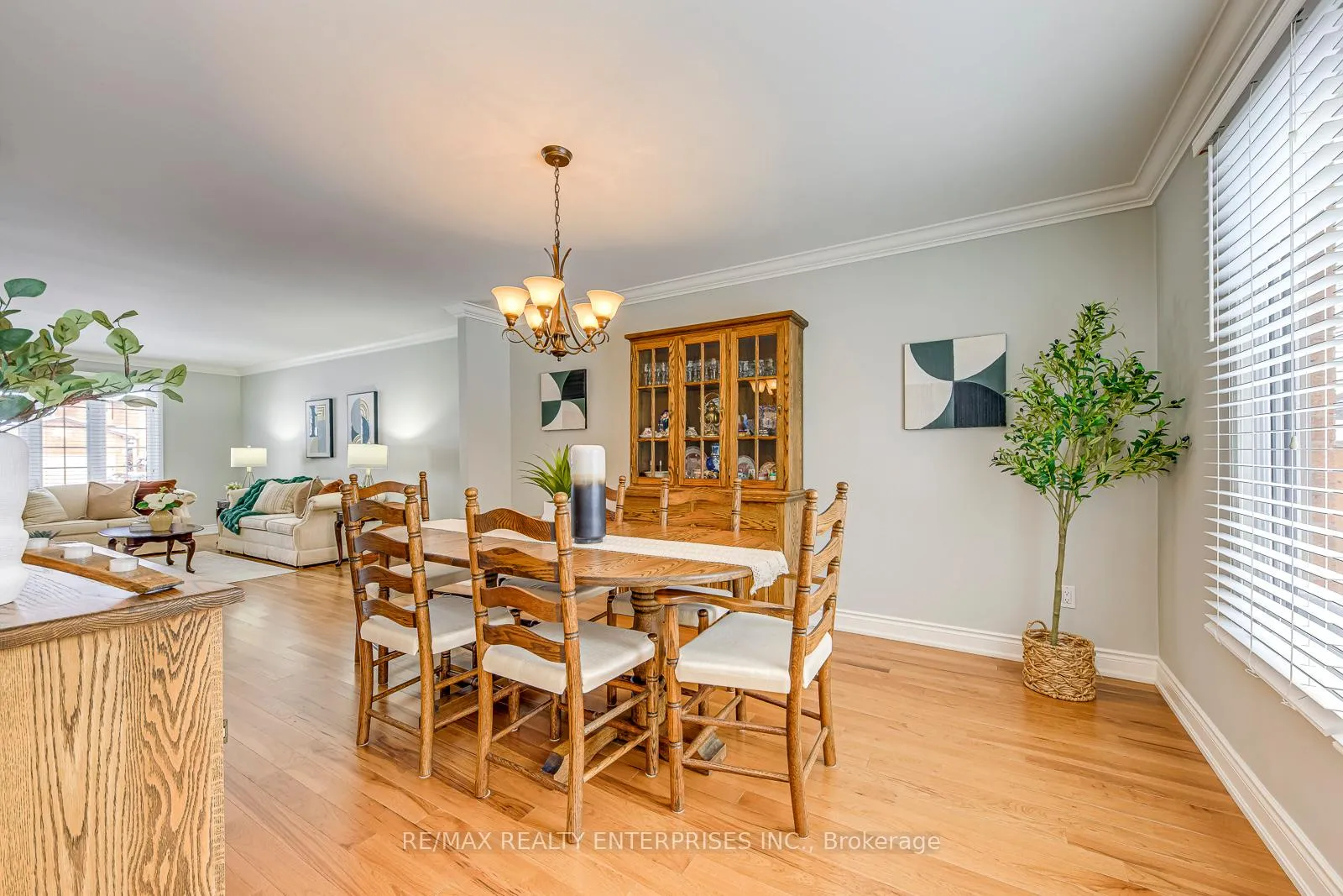 Photo 9 of 1356 Chedboro Crescent, Oakville, Clearview — HOMEH