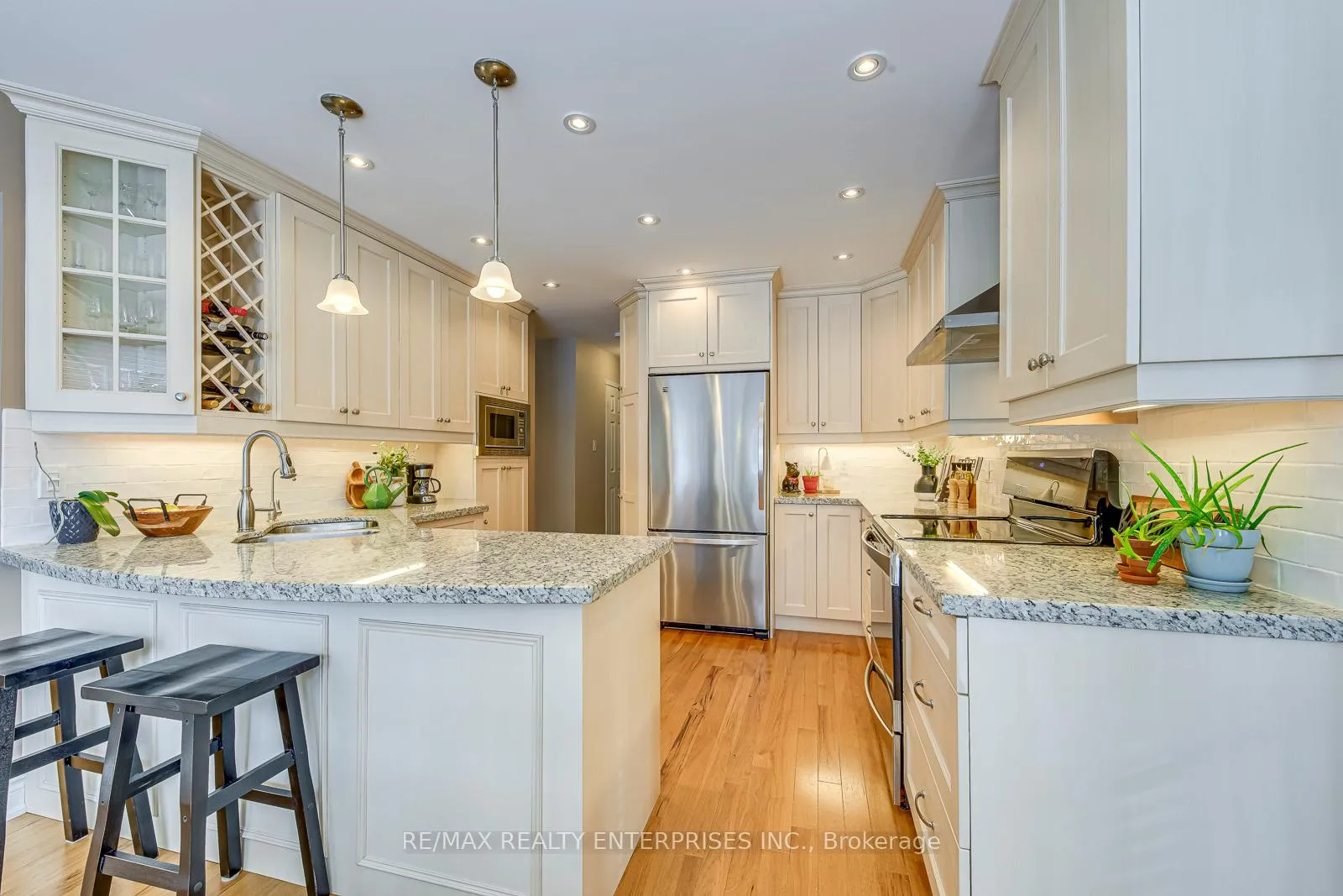 Photo 10 of 1356 Chedboro Crescent, Oakville, Clearview — HOMEH