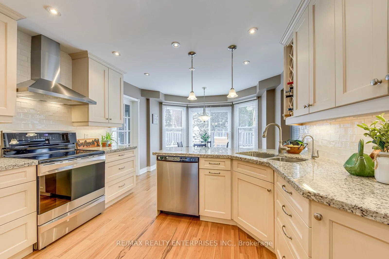 Photo 11 of 1356 Chedboro Crescent, Oakville, Clearview — HOMEH